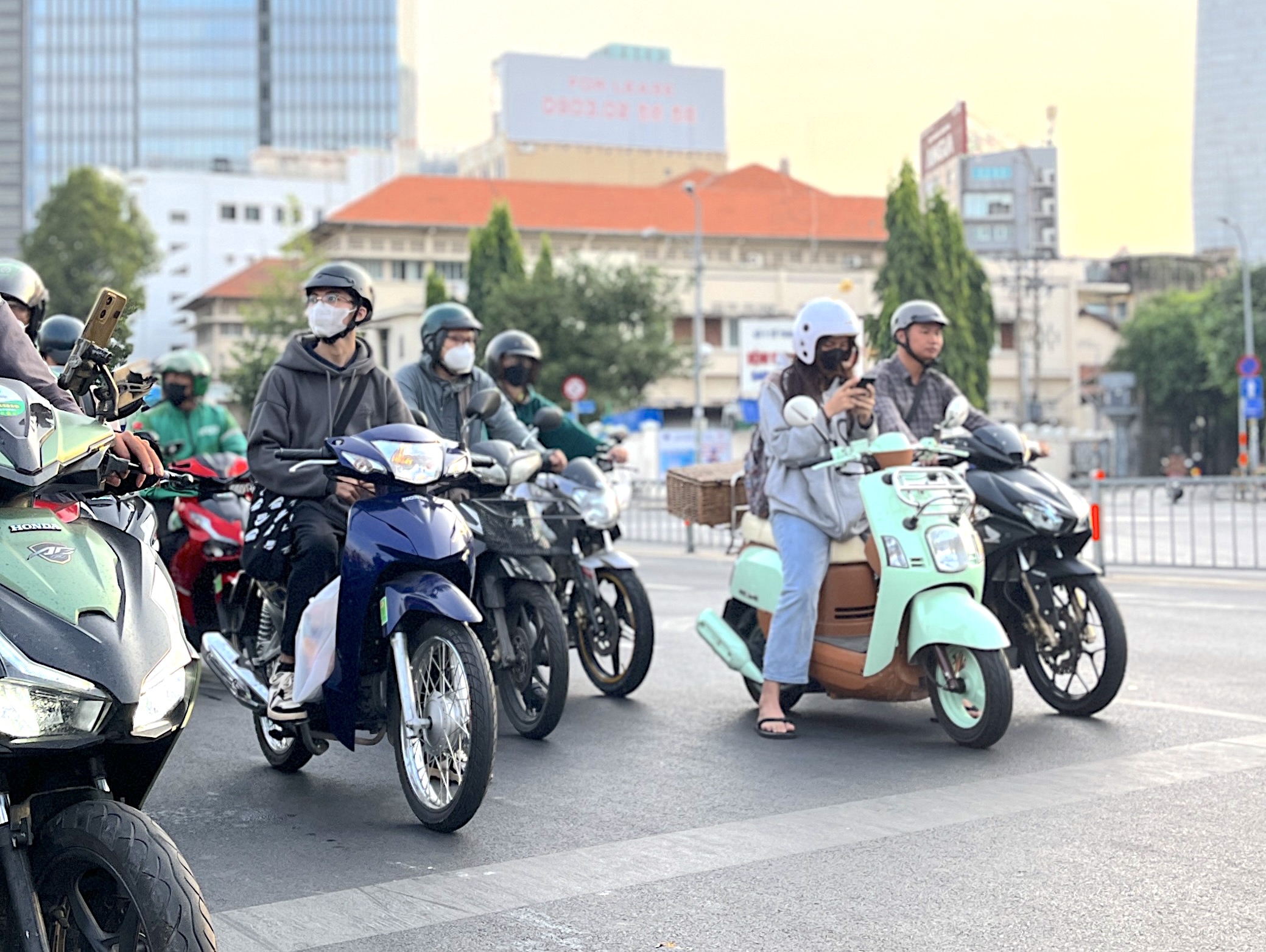 Sáng sớm TP.HCM se lạnh, bạn trẻ dạo phố, cảm nhận không khí tết thật gần- Ảnh 1.