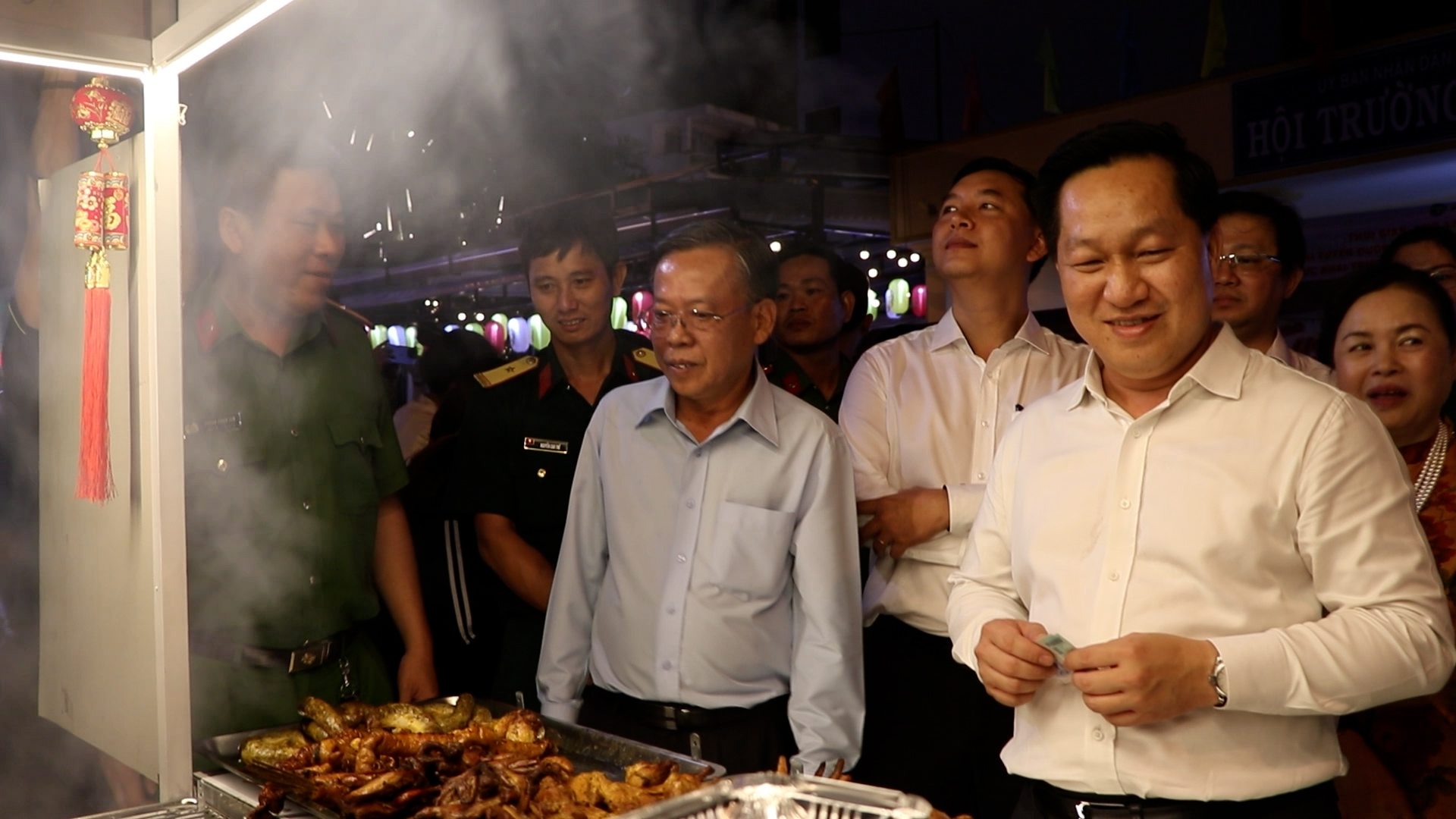 Chủ tịch thành phố Thủ Đức mua mở hàng quán nướng phố đêm 'khu nhà giàu' Thảo Điền- Ảnh 1.