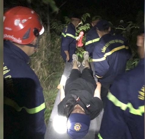 Cứu 2 du khách bị kẹt trong đêm trên núi Cô Tiên, TP.Nha Trang- Ảnh 1.