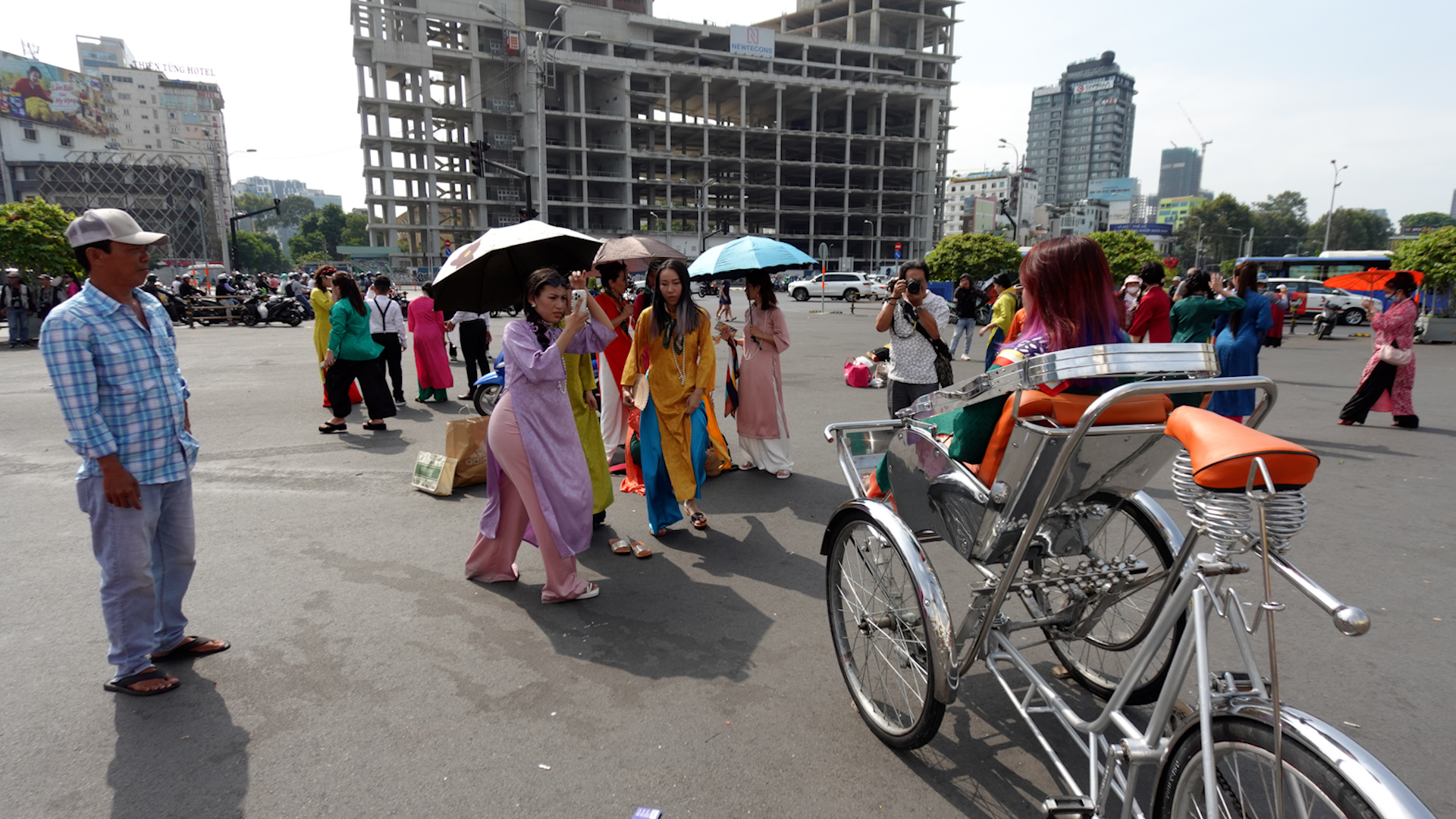 Giới trẻ nô nức chụp ảnh áo dài, xích lô trước chợ Bến Thành bỗng dưng đắt khách- Ảnh 2.