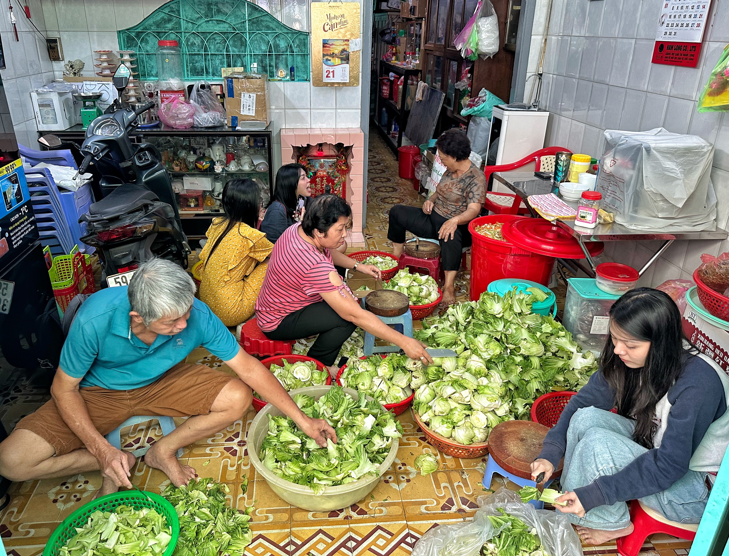 Đại gia đình ở Chợ Lớn 30 năm cùng làm củ kiệu, kiếm tiền xài tết- Ảnh 1.