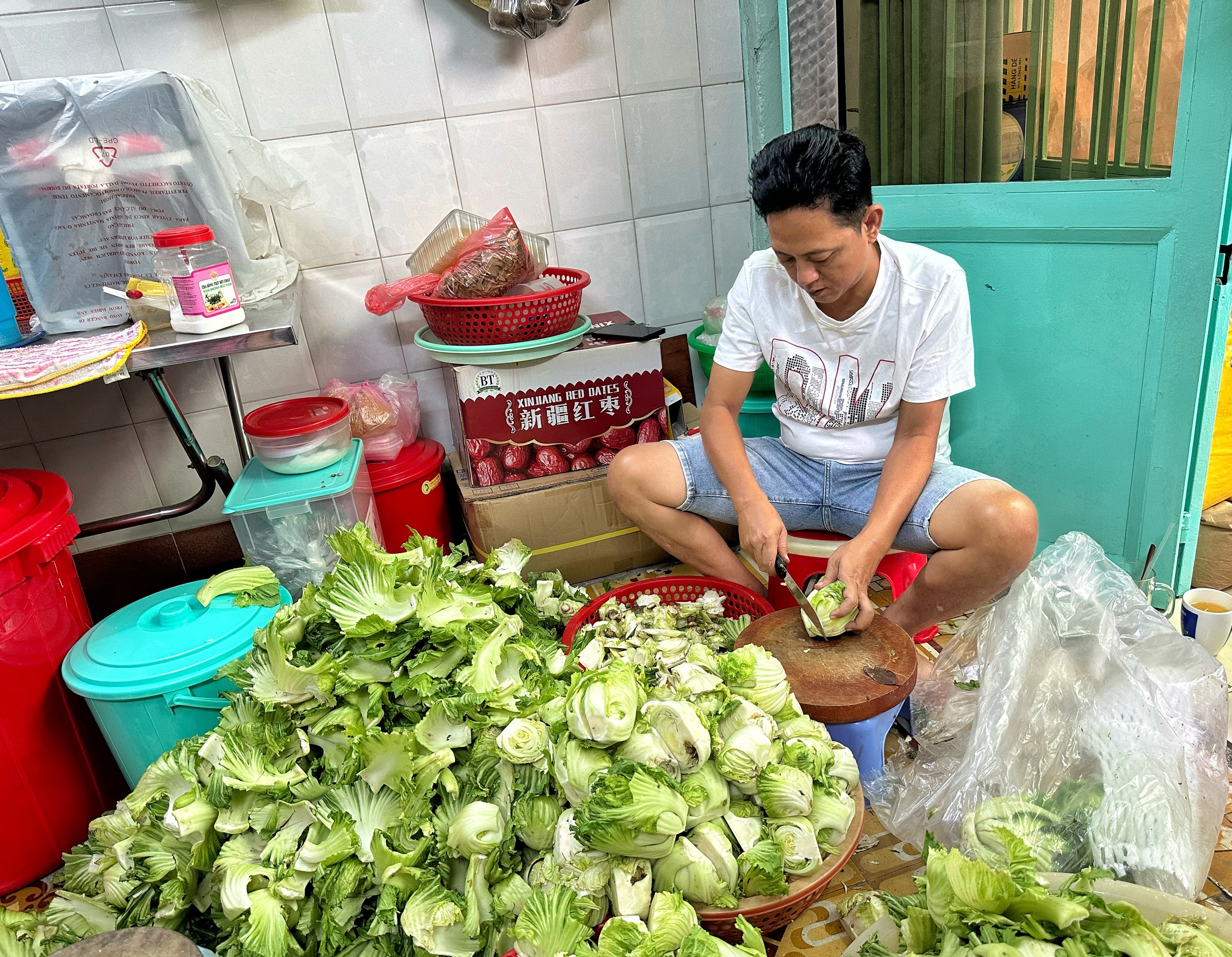 Đại gia đình ở Chợ Lớn 30 năm cùng làm củ kiệu, kiếm tiền xài tết- Ảnh 3.