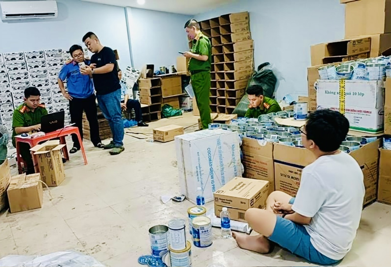 Công an khám xét cơ sở bán sữa giả