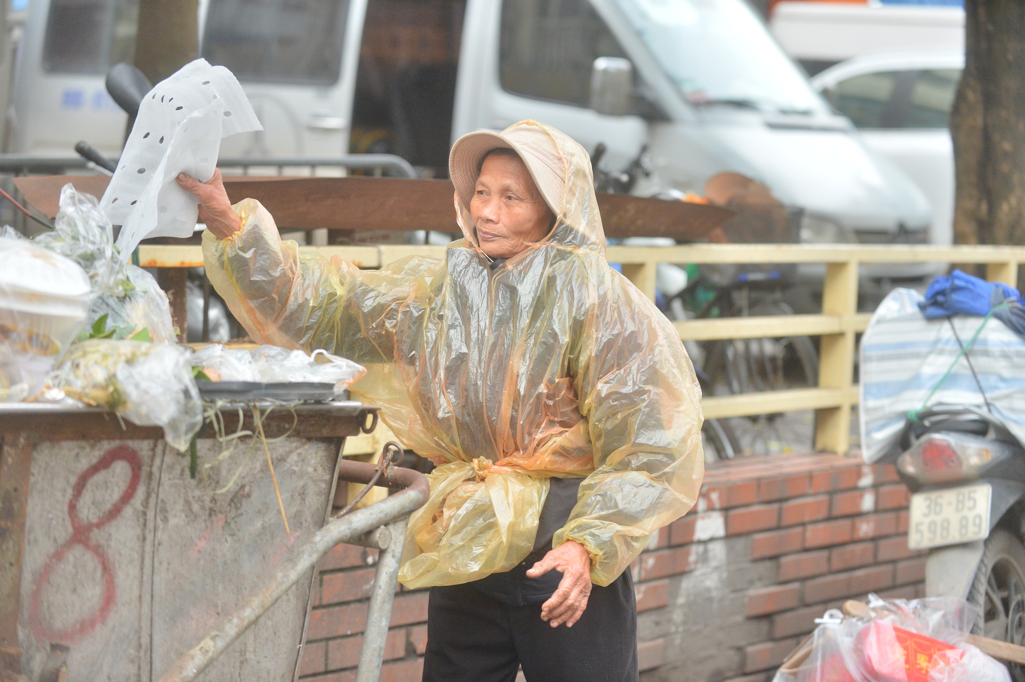 Nhiệt độ Hà Nội xuống thấp kỷ lục từ đầu đông, người dân chật vật mưu sinh- Ảnh 7.