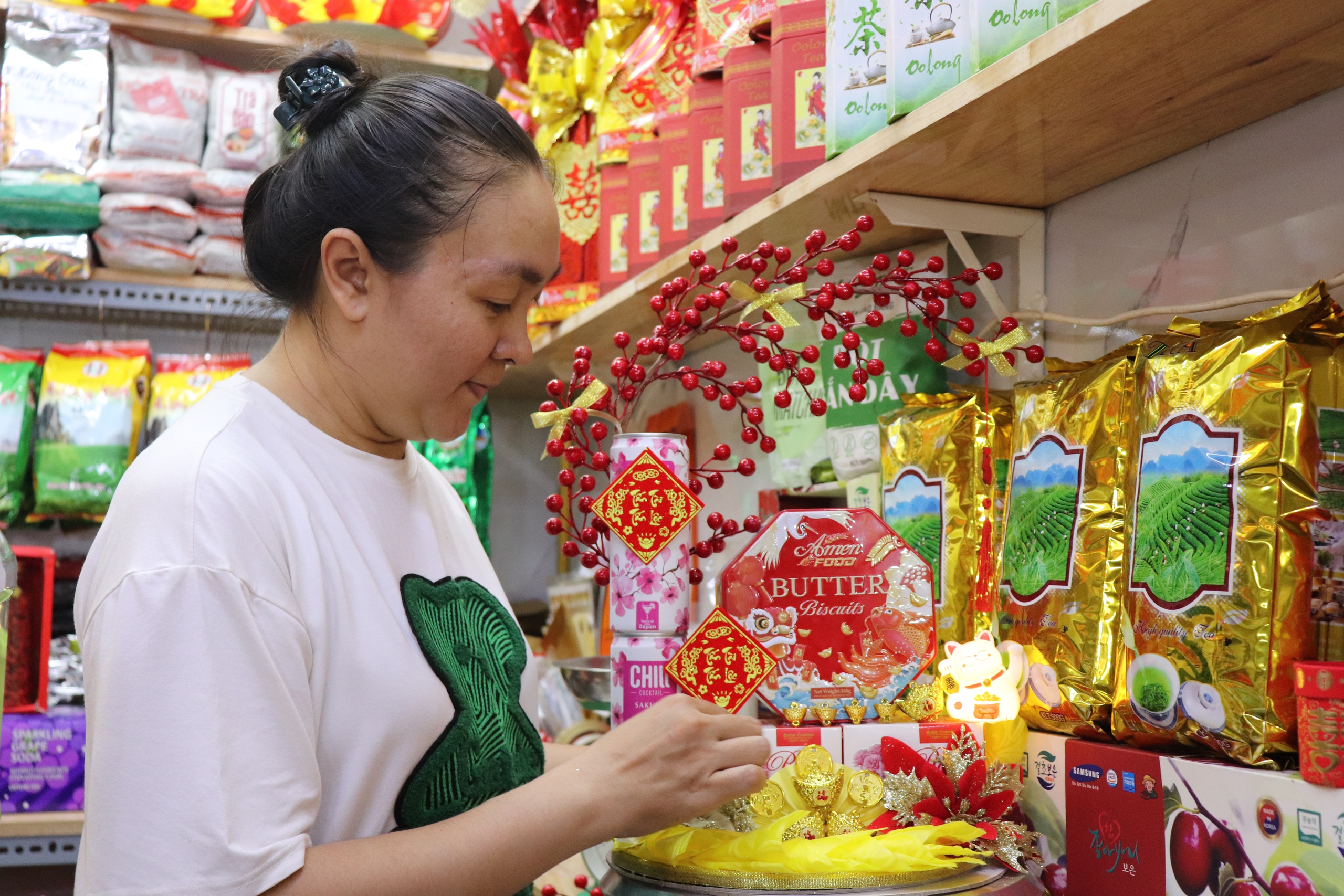 Sợ cảnh 'vắng như chùa bà Đanh', tiểu thương chợ kẹo mứt xoay xở hút khách- Ảnh 1.