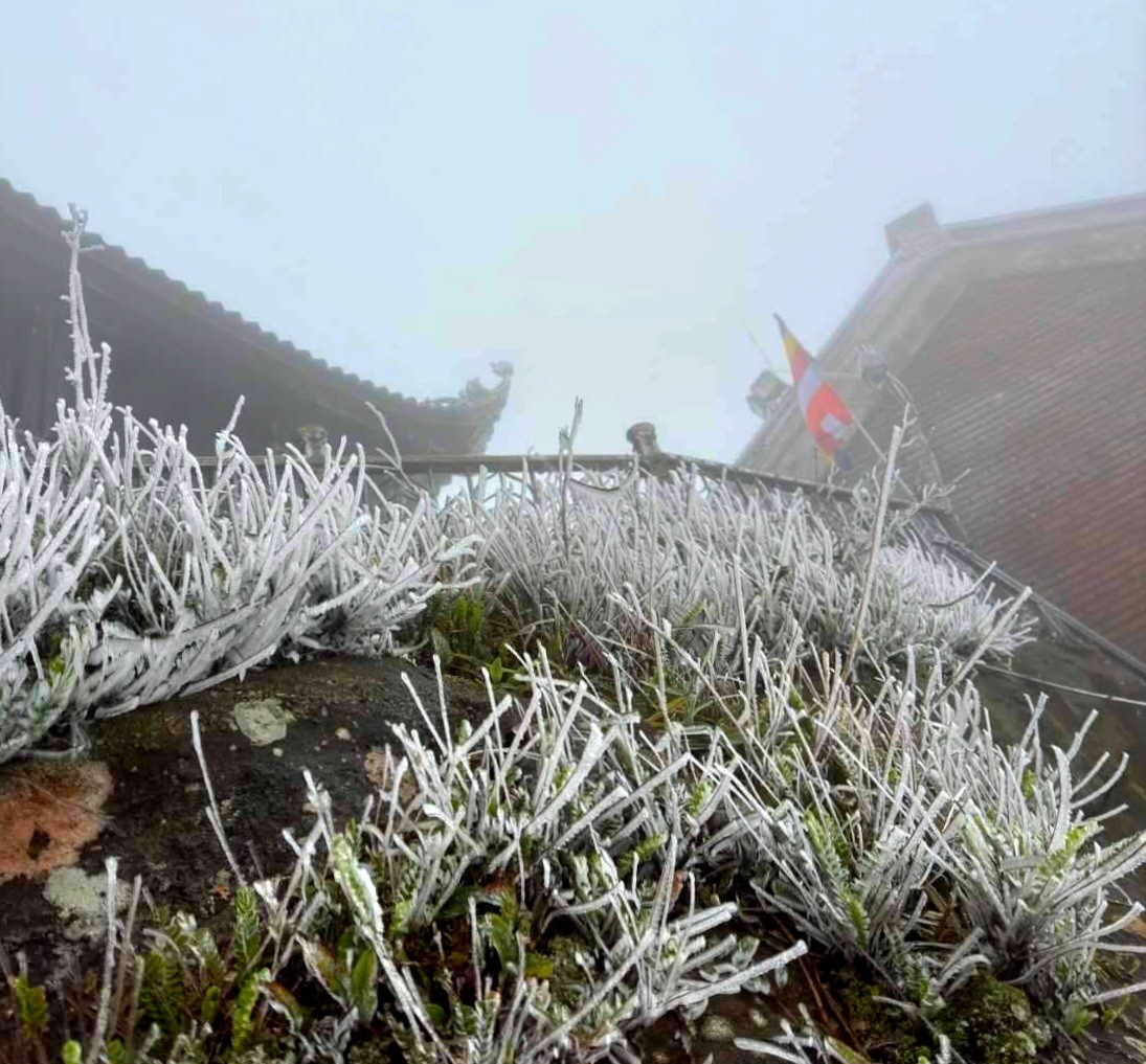 Băng tuyết phủ trắng chùa Đồng trên núi Yên Tử- Ảnh 2.