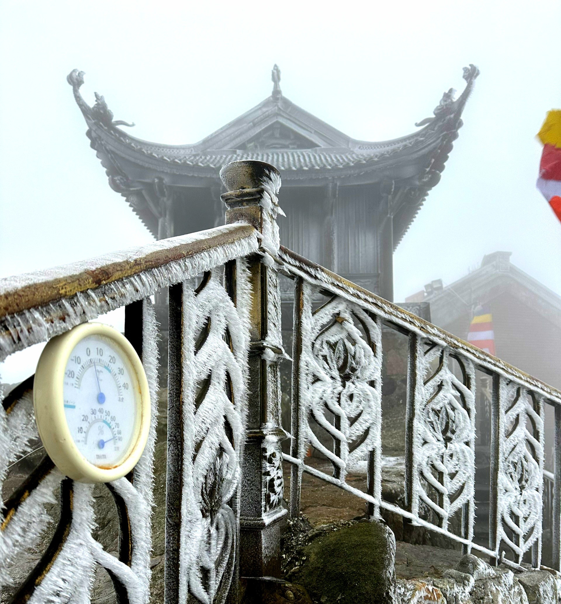 Băng tuyết phủ trắng chùa Đồng trên núi Yên Tử- Ảnh 7.