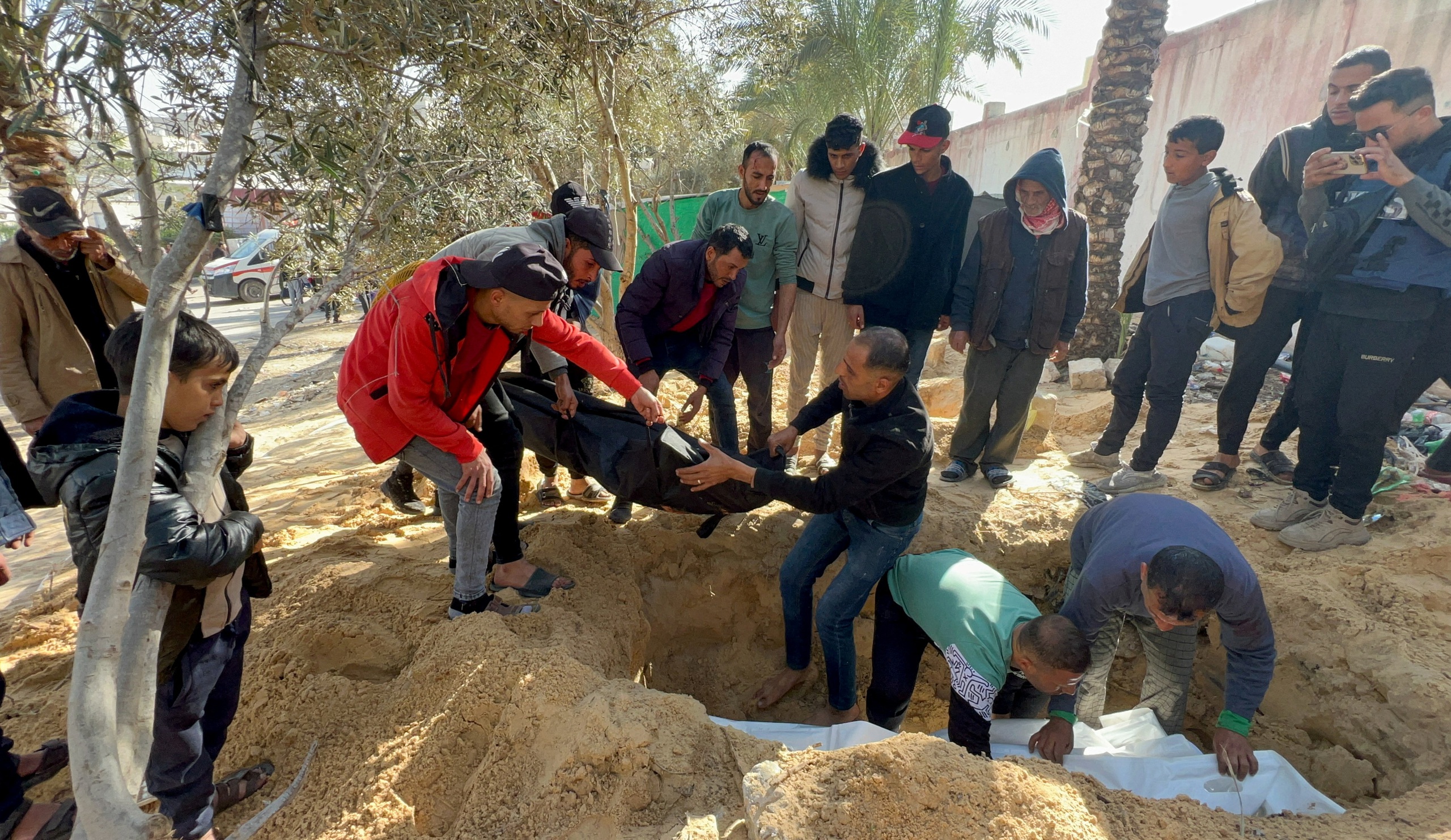 Quân Israel vây chặt, bệnh viện Gaza thành nơi chôn cất- Ảnh 1.