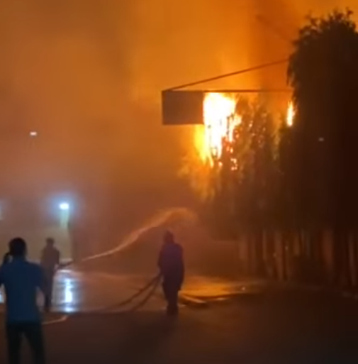 Cháy xưởng gỗ trong đêm ở TP.HCM- Ảnh 1.