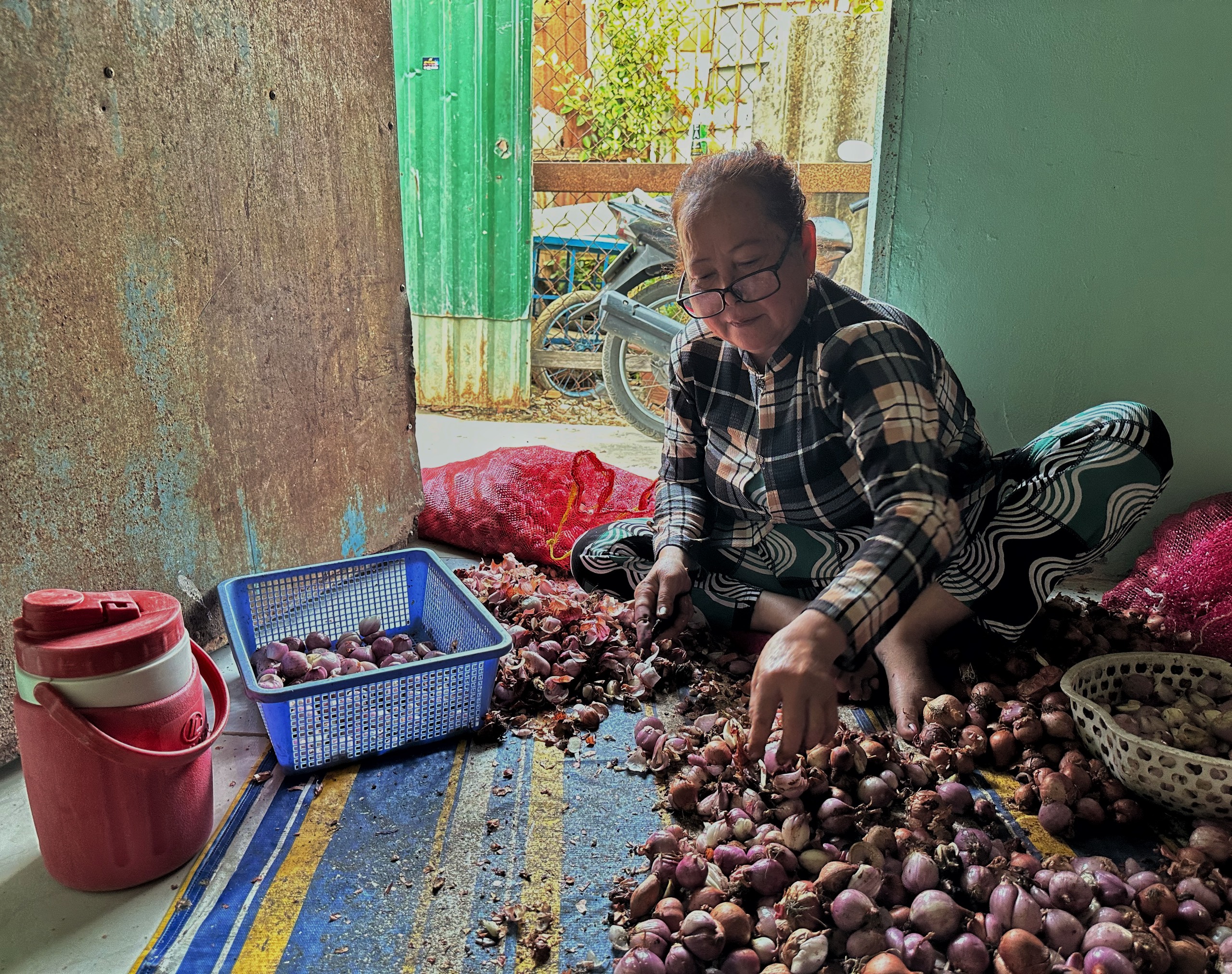 Nghề ai làm cũng 'chảy nước mắt' từ sáng tới tối ở TP.HCM giúp chị em kiếm tiền xài tết- Ảnh 9.