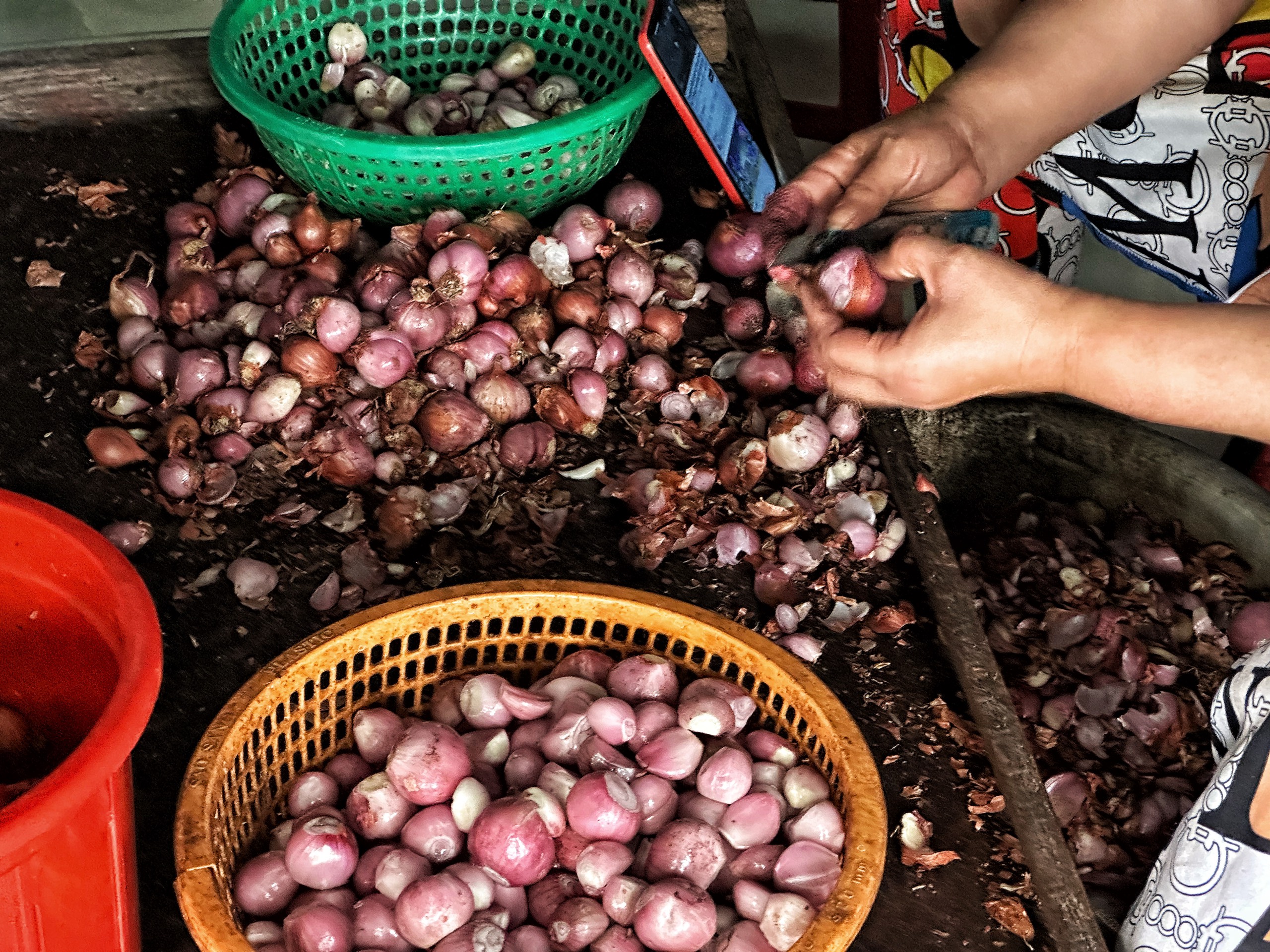 Nghề ai làm cũng 'chảy nước mắt' từ sáng tới tối ở TP.HCM giúp chị em kiếm tiền xài tết- Ảnh 6.