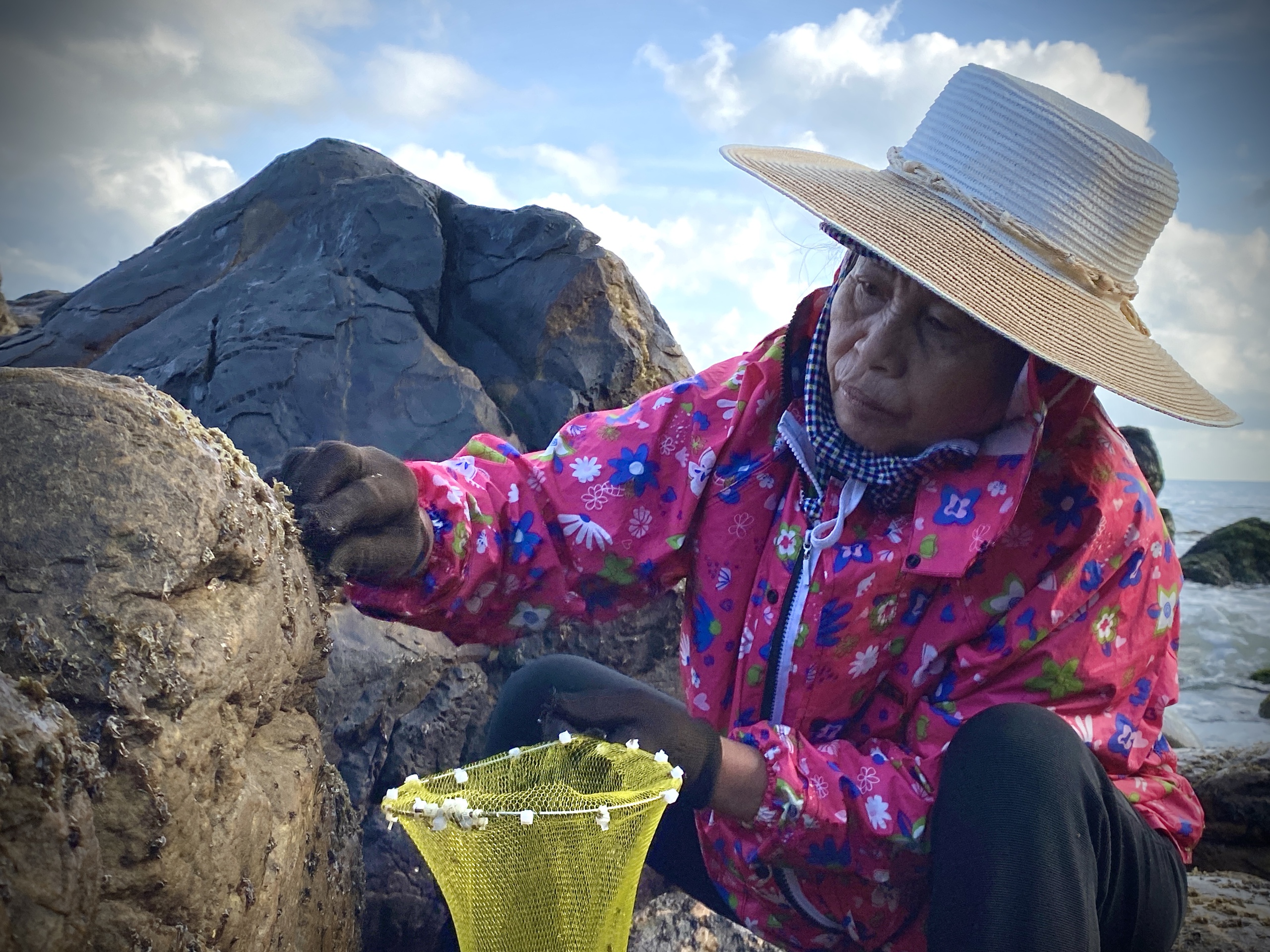 Người dân làng chài 'đạp' sóng dữ đi hái 'lộc biển' bám chặt trên ghềnh đá- Ảnh 7.