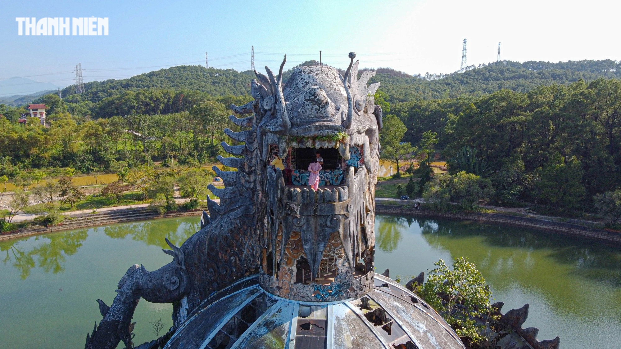 'Rớt tim' cảnh du khách check-in trên đầu rồng khổng lồ tại hồ Thủy Tiên- Ảnh 4.