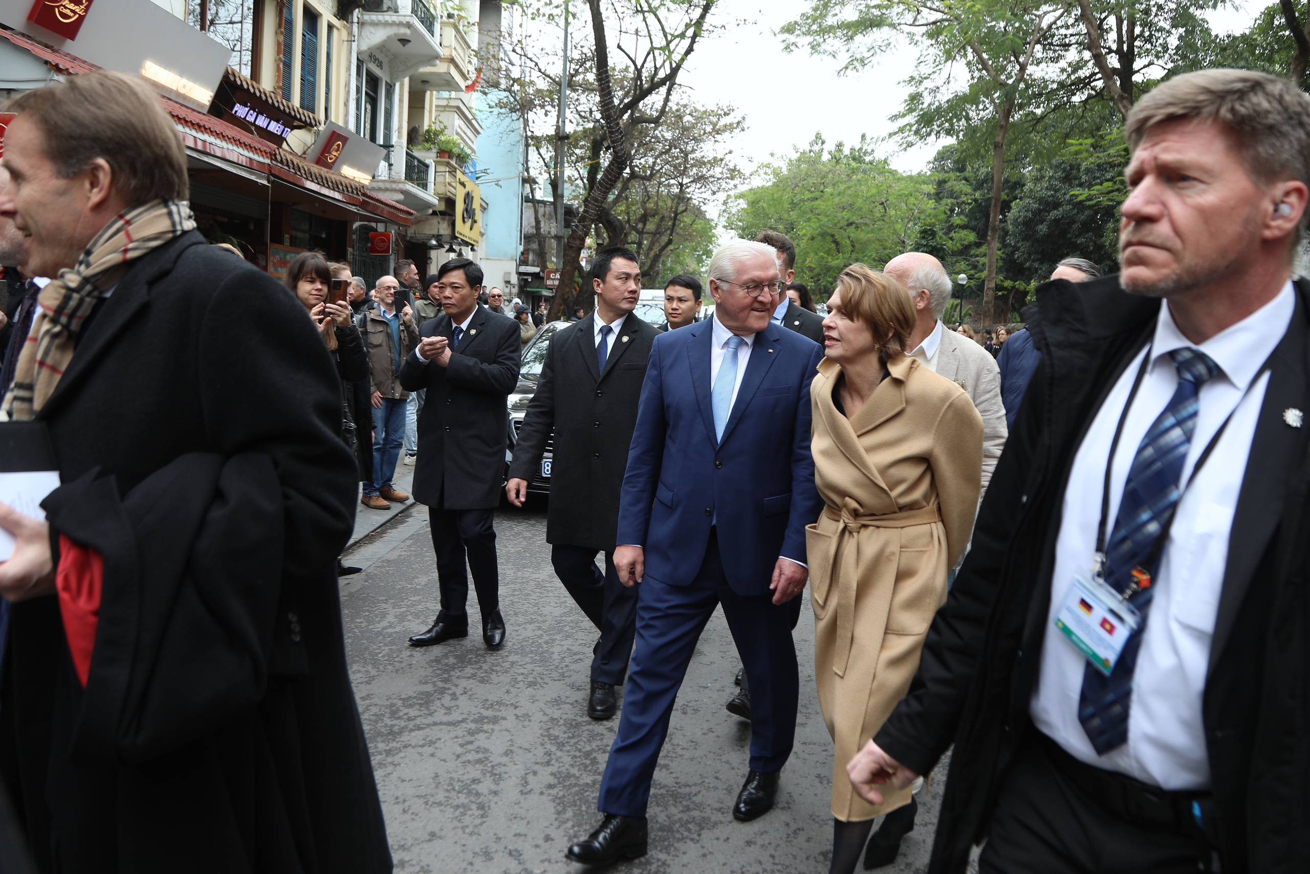 Tổng thống Đức tham quan Văn Miếu, dạo phố và thưởng thức cà phê Việt Nam- Ảnh 7.