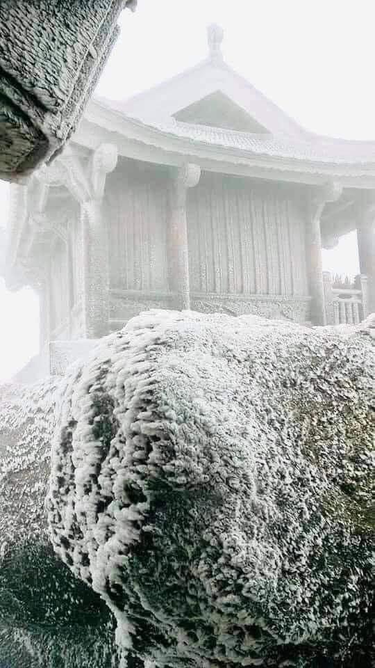 Băng tuyết phủ trắng chùa Đồng trên núi Yên Tử- Ảnh 1.