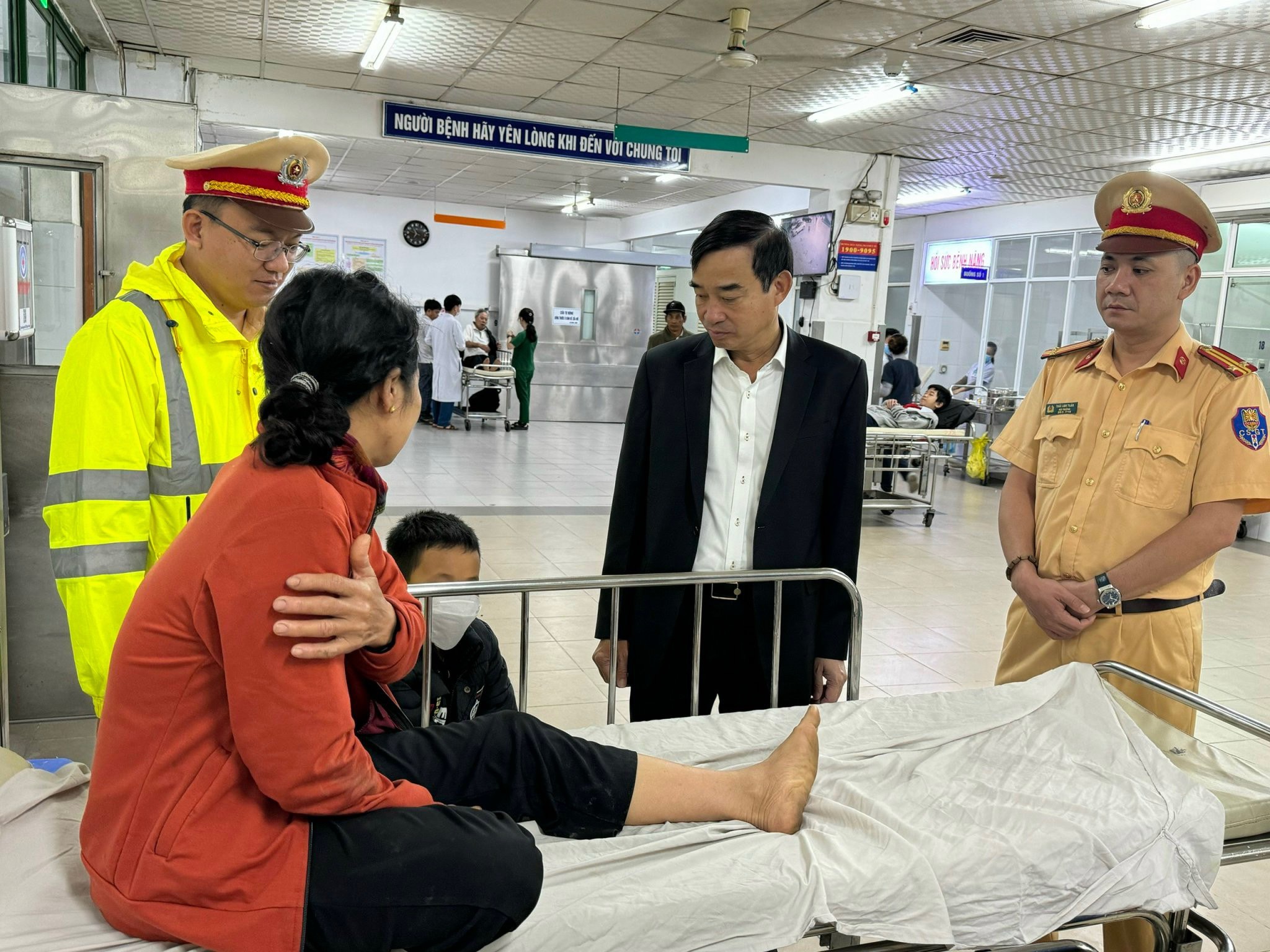 Chủ tịch UBND TP.Đà Nẵng Lê Trung Chinh thăm hỏi các nạn nhân tại bệnh viện