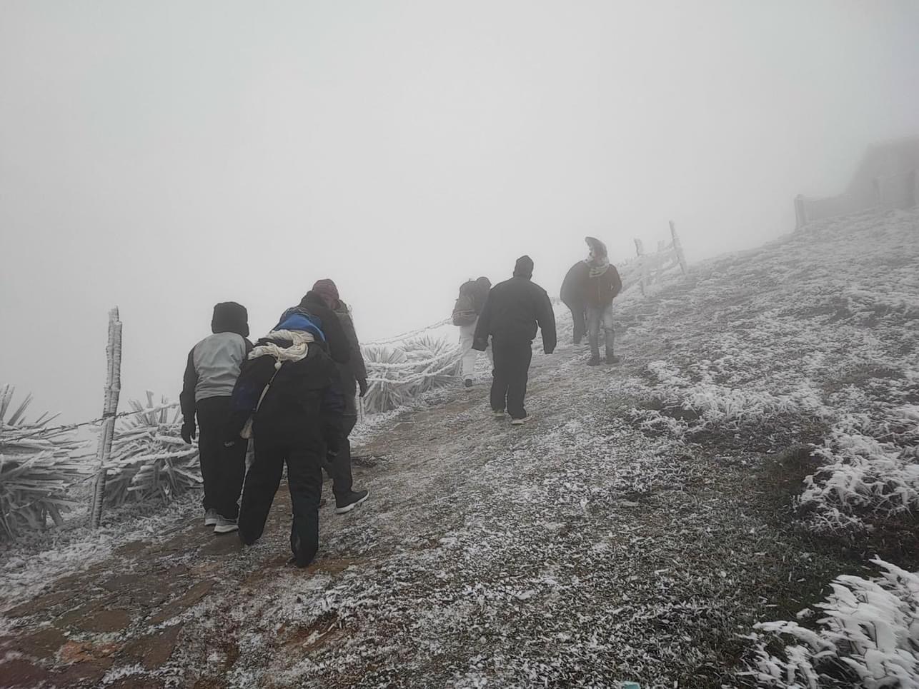 Cận cảnh băng tuyết phủ trắng, dày đặc trên đỉnh Mẫu Sơn- Ảnh 9.