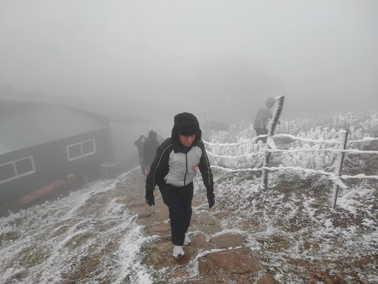 Cận cảnh băng tuyết phủ trắng, dày đặc trên đỉnh Mẫu Sơn- Ảnh 4.