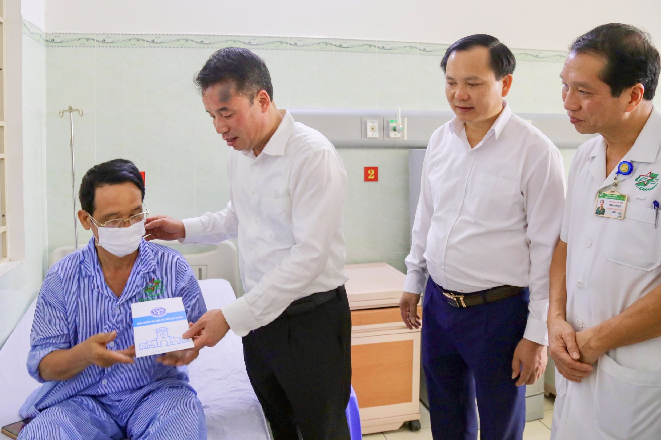 Tổng giám đốc BHXH VN trao 200 thẻ BHYT cho người nghèo ở TP.HCM- Ảnh 2.