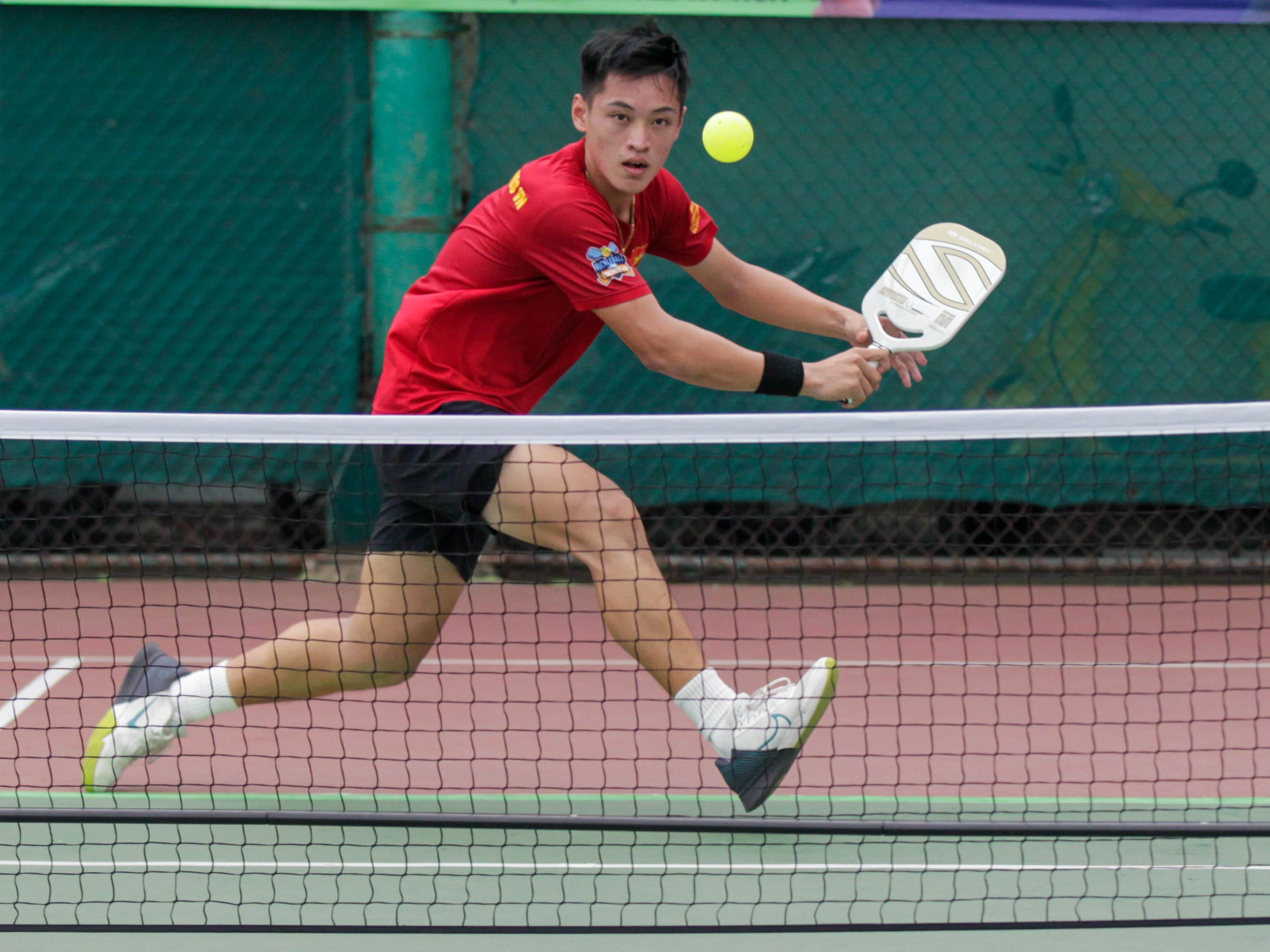 Trương Vinh Hiển giành thắng trước tay vợt pickleball từng vô địch nước Mỹ  Daniel Moore