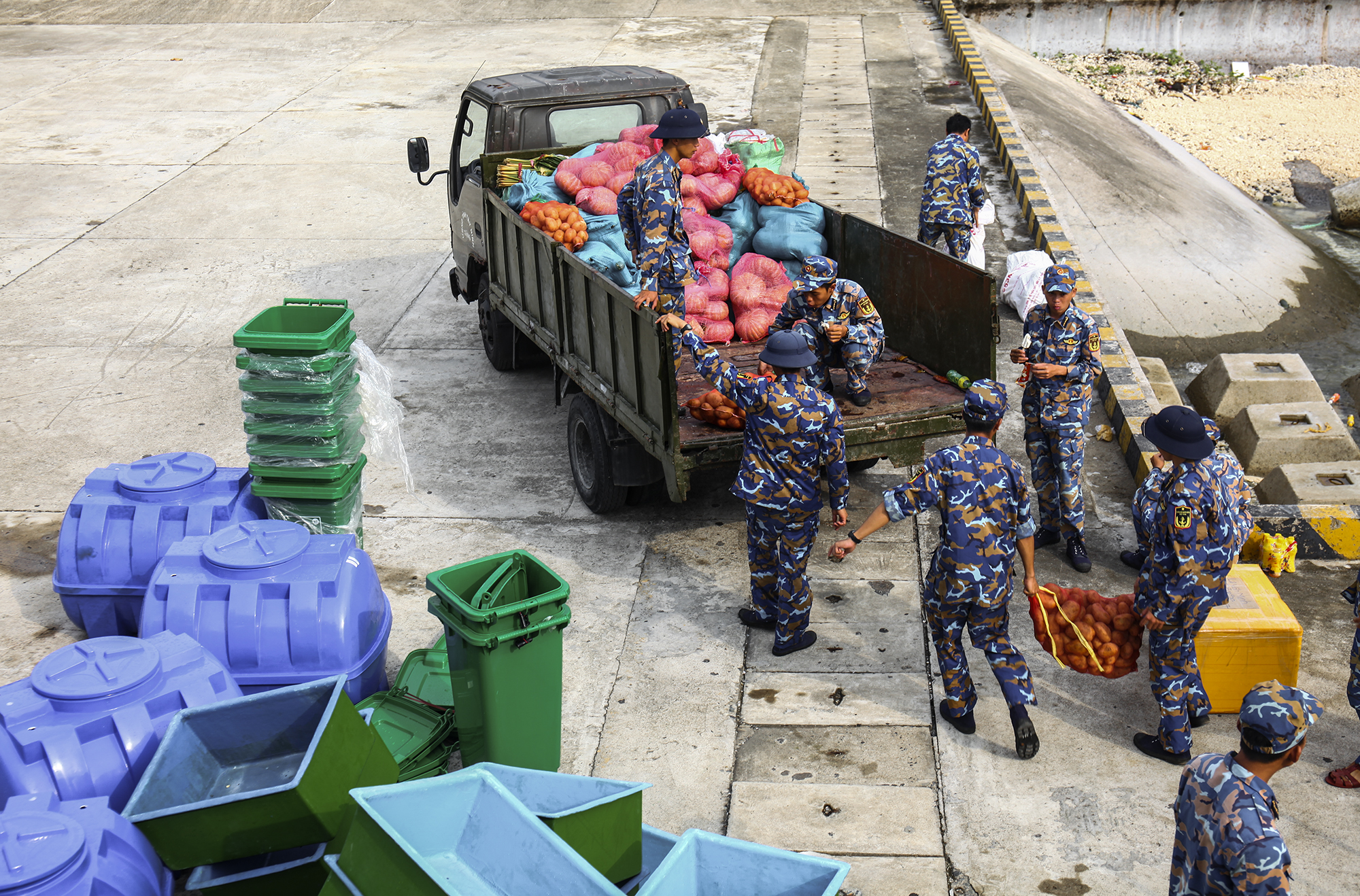 Rộn ràng những chuyến hàng tết đến Trường Sa- Ảnh 2.