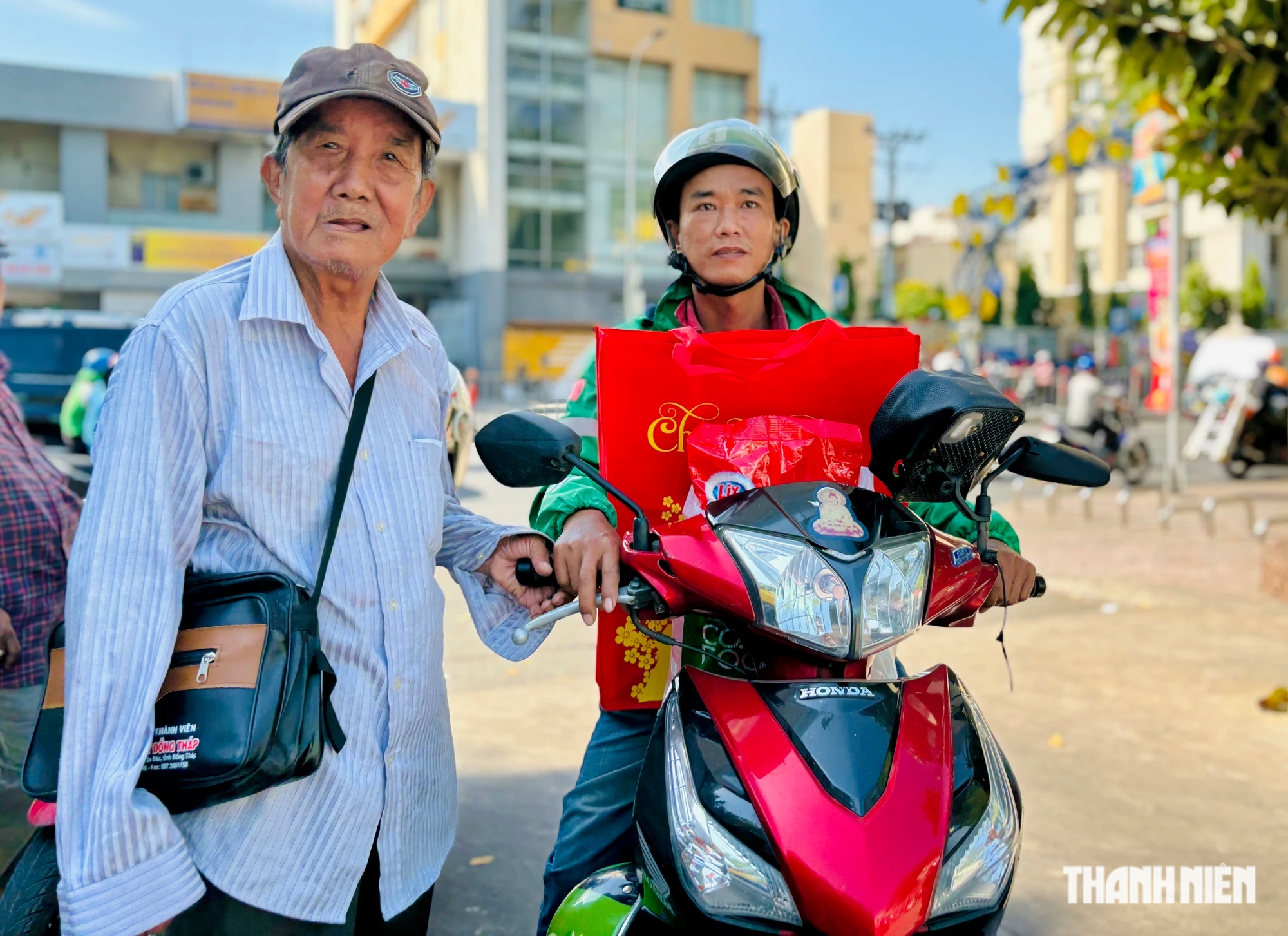 Siêu thị tết 0 đồng ở TP.HCM: Nhiều người chọn gạo, mì gói để dành ăn dần- Ảnh 3.