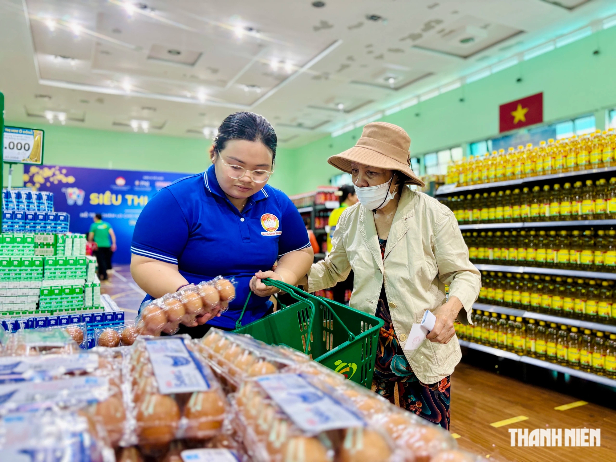 Siêu thị tết 0 đồng ở TP.HCM: Nhiều người chọn gạo, mì gói để dành ăn dần- Ảnh 6.