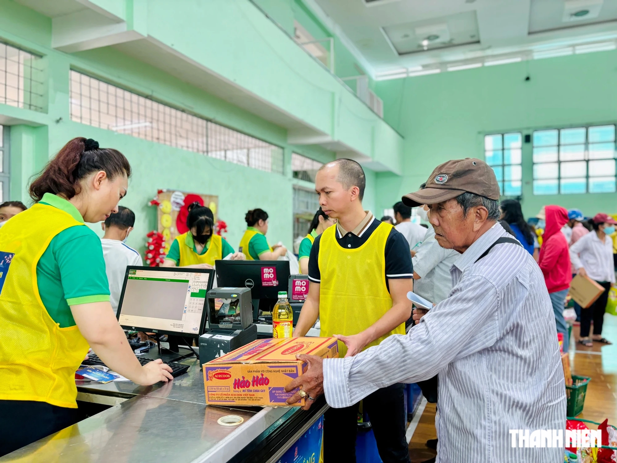 Siêu thị tết 0 đồng ở TP.HCM: Nhiều người chọn gạo, mì gói để dành ăn dần- Ảnh 2.