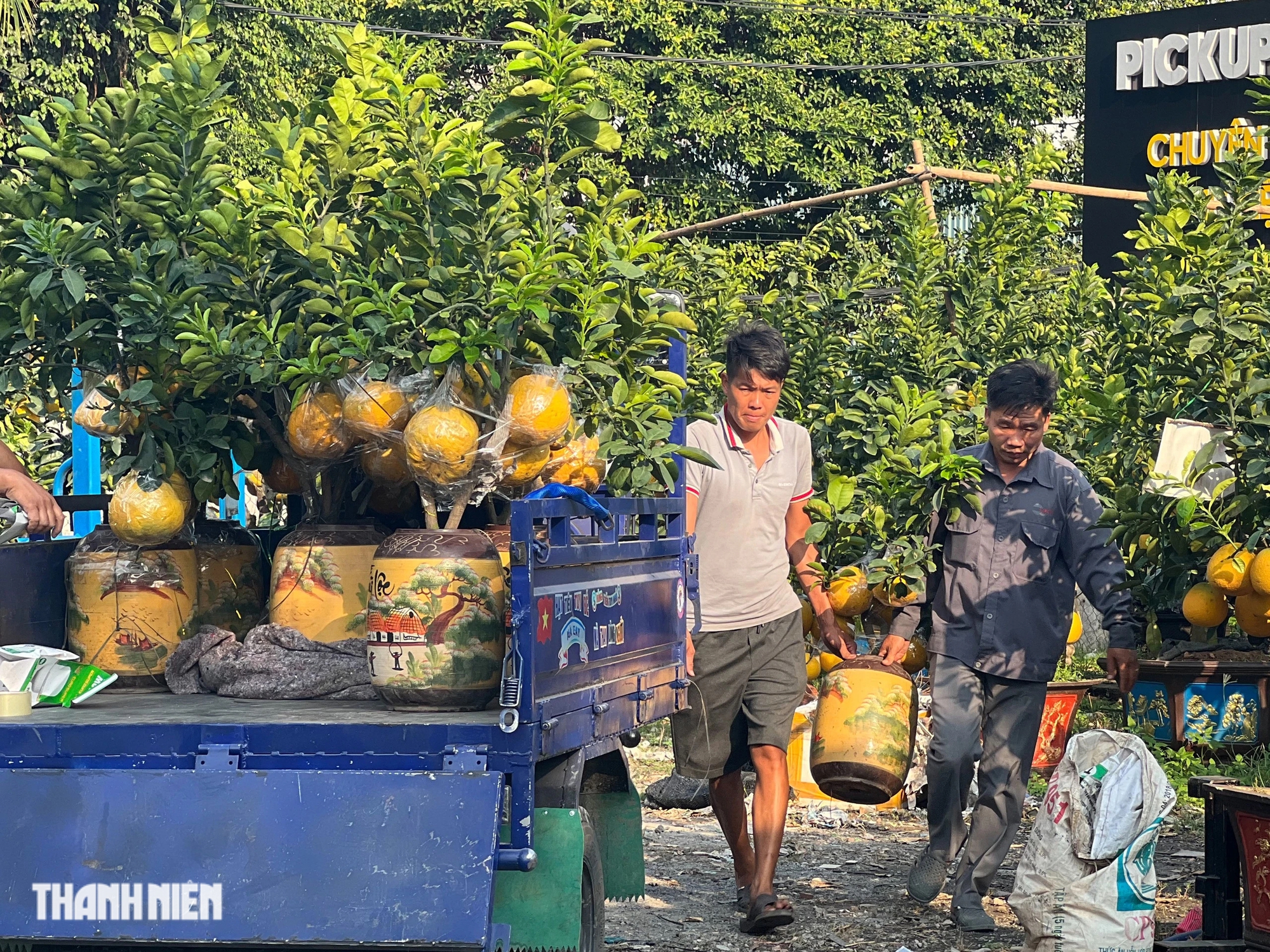 Chở bưởi từ Bắc vào TP.HCM bán tết, anh nông dân mong 'về nhà trước giao thừa'- Ảnh 3.