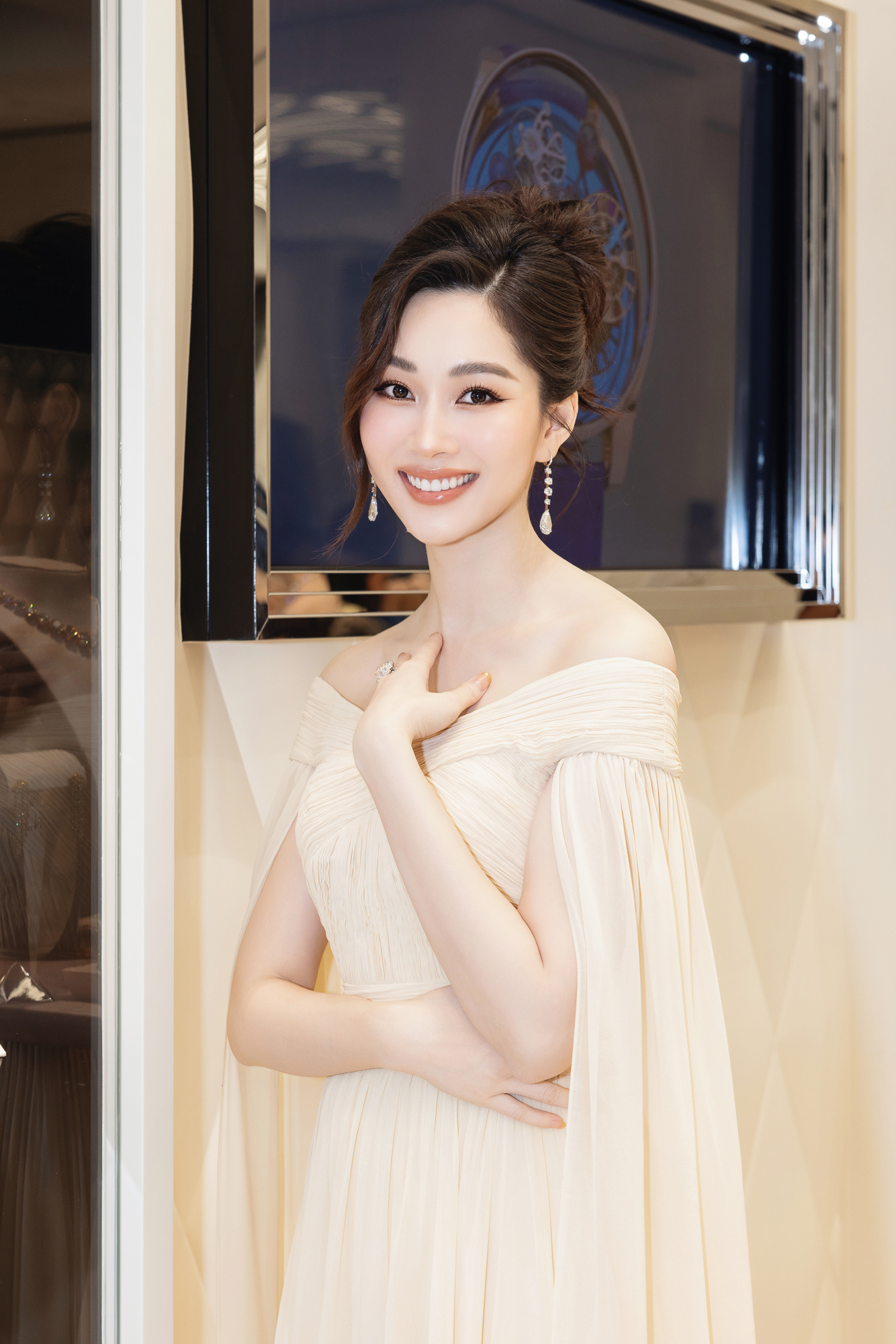 Hoa hậu Đặng Thu Thảo khoe sắc với trang sức hơn trăm tỉ đồng- Ảnh 3.