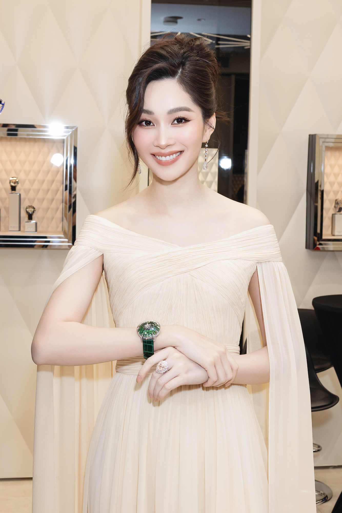 Hoa hậu Đặng Thu Thảo khoe sắc với trang sức hơn trăm tỉ đồng- Ảnh 4.