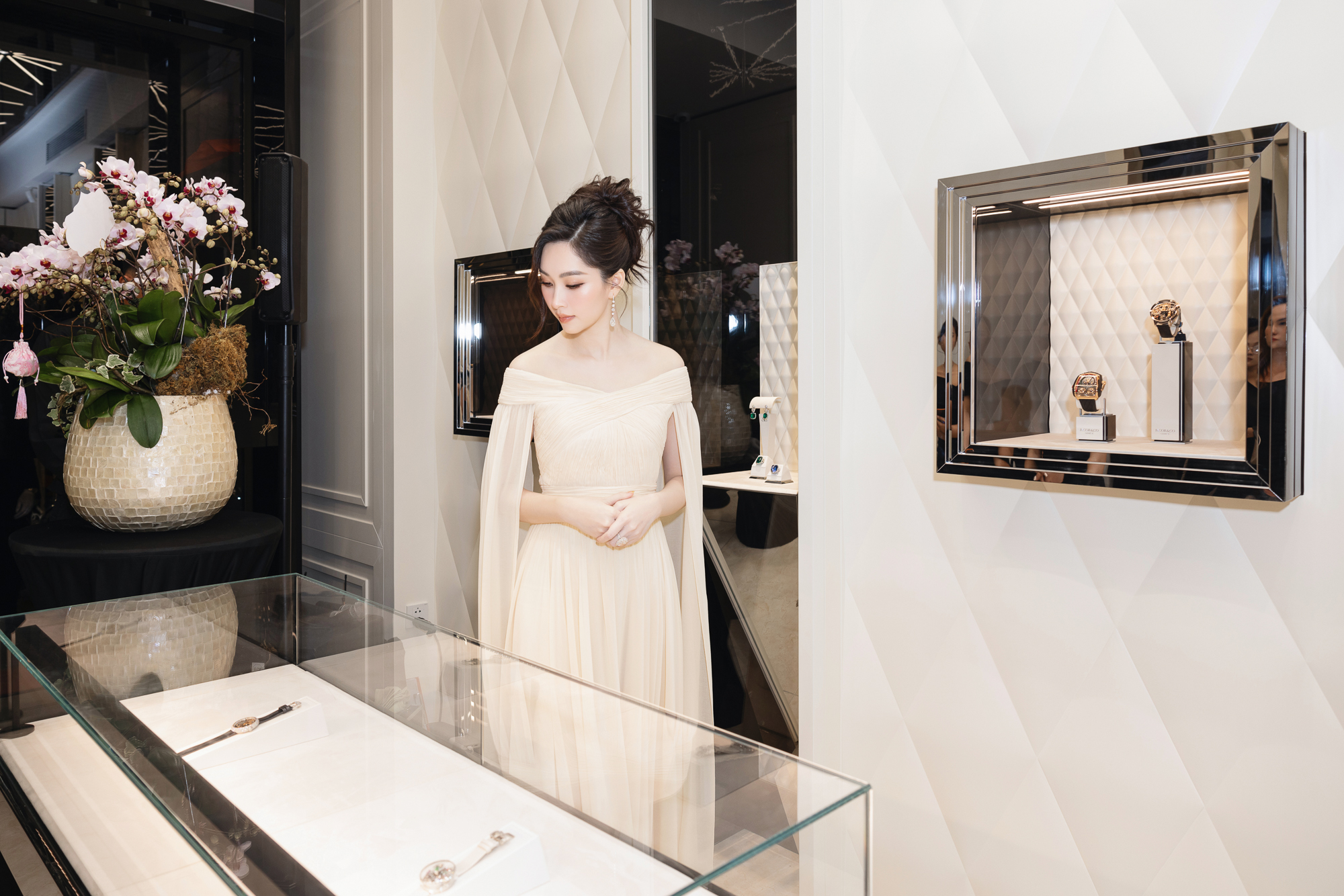 Hoa hậu Đặng Thu Thảo khoe sắc với trang sức hơn trăm tỉ đồng- Ảnh 5.