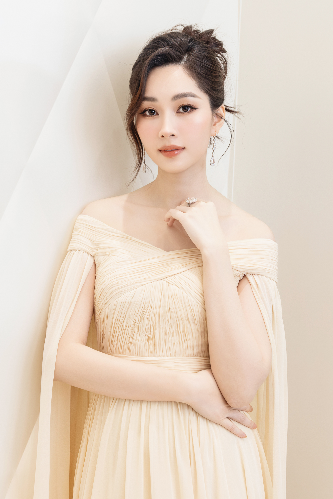 Hoa hậu Đặng Thu Thảo khoe sắc với trang sức hơn trăm tỉ đồng