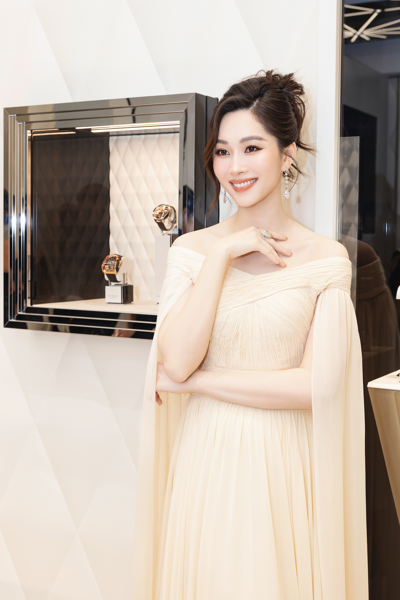 Hoa hậu Đặng Thu Thảo khoe sắc với trang sức hơn trăm tỉ đồng- Ảnh 7.
