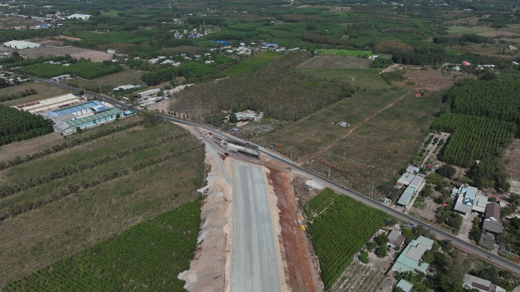 Cao tốc Biên Hòa - Vũng Tàu thi công xuyên đêm để đẩy nhanh tiến độ- Ảnh 1.