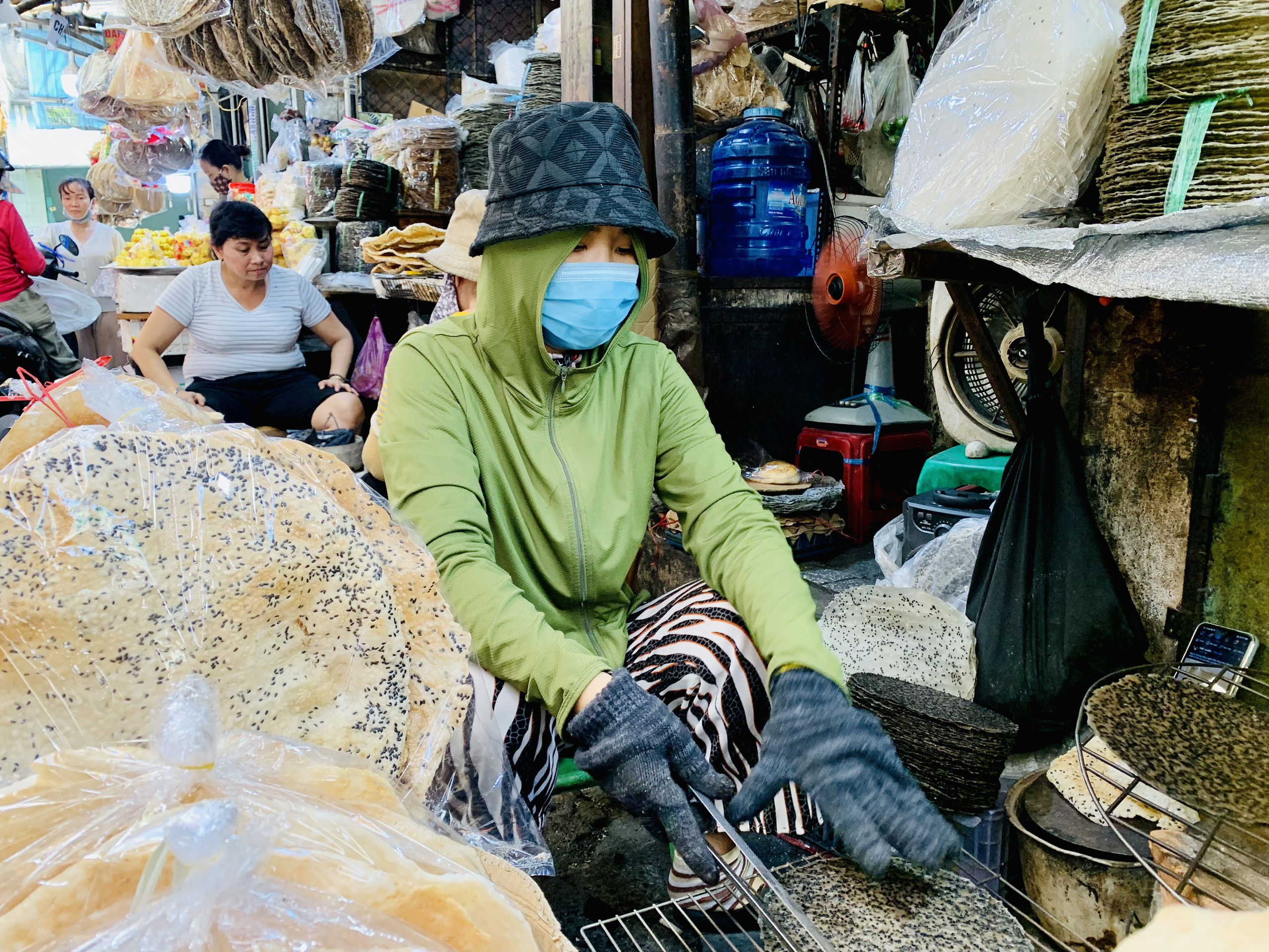 Chợ Bà Hoa xứ Quảng ở TP.HCM: Người người tìm mua bánh in, bánh thuẫn ăn tết- Ảnh 9.