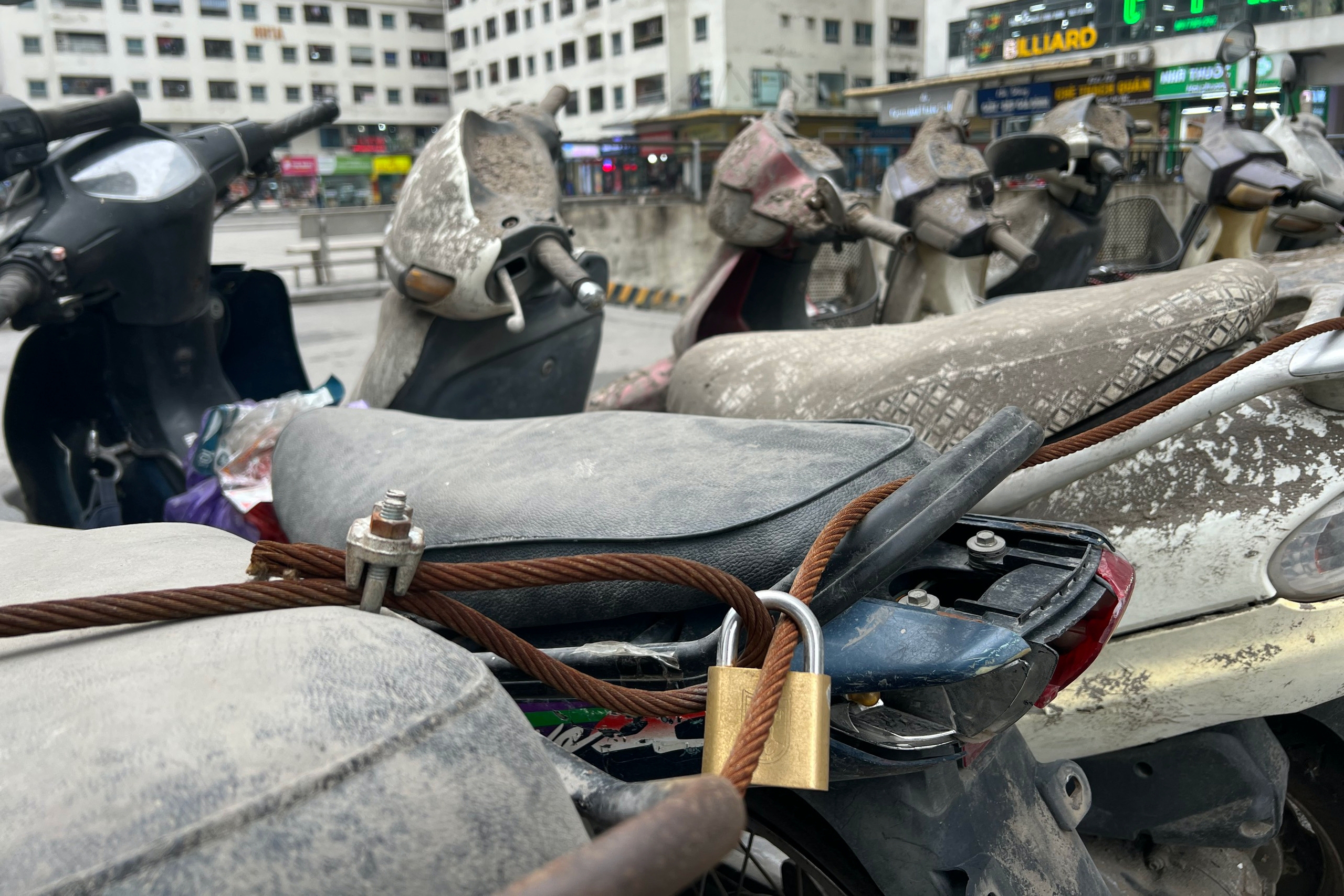Gần 200 xe máy, xe đạp 'đắp chiếu' dưới hầm chung cư Linh Đàm không người nhận- Ảnh 6.