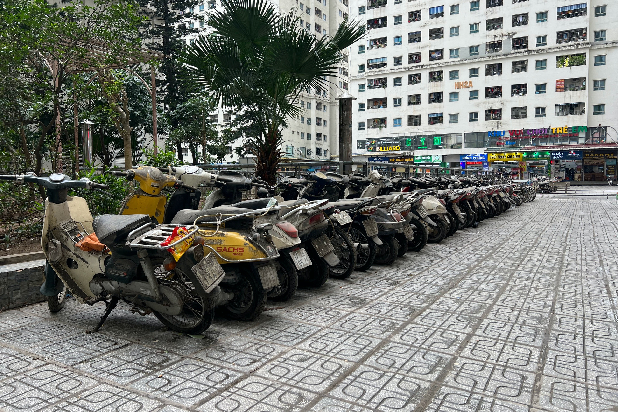 Gần 200 xe máy, xe đạp 'đắp chiếu' dưới hầm chung cư Linh Đàm không người nhận- Ảnh 3.