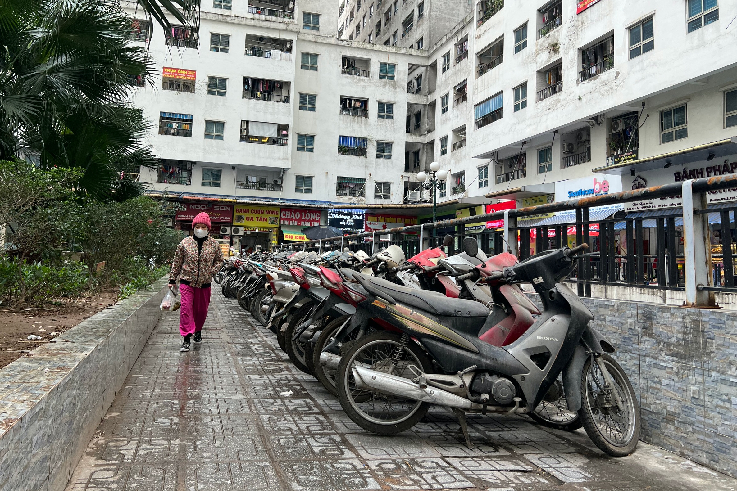 Gần 200 xe máy, xe đạp 'đắp chiếu' dưới hầm chung cư Linh Đàm không người nhận- Ảnh 5.