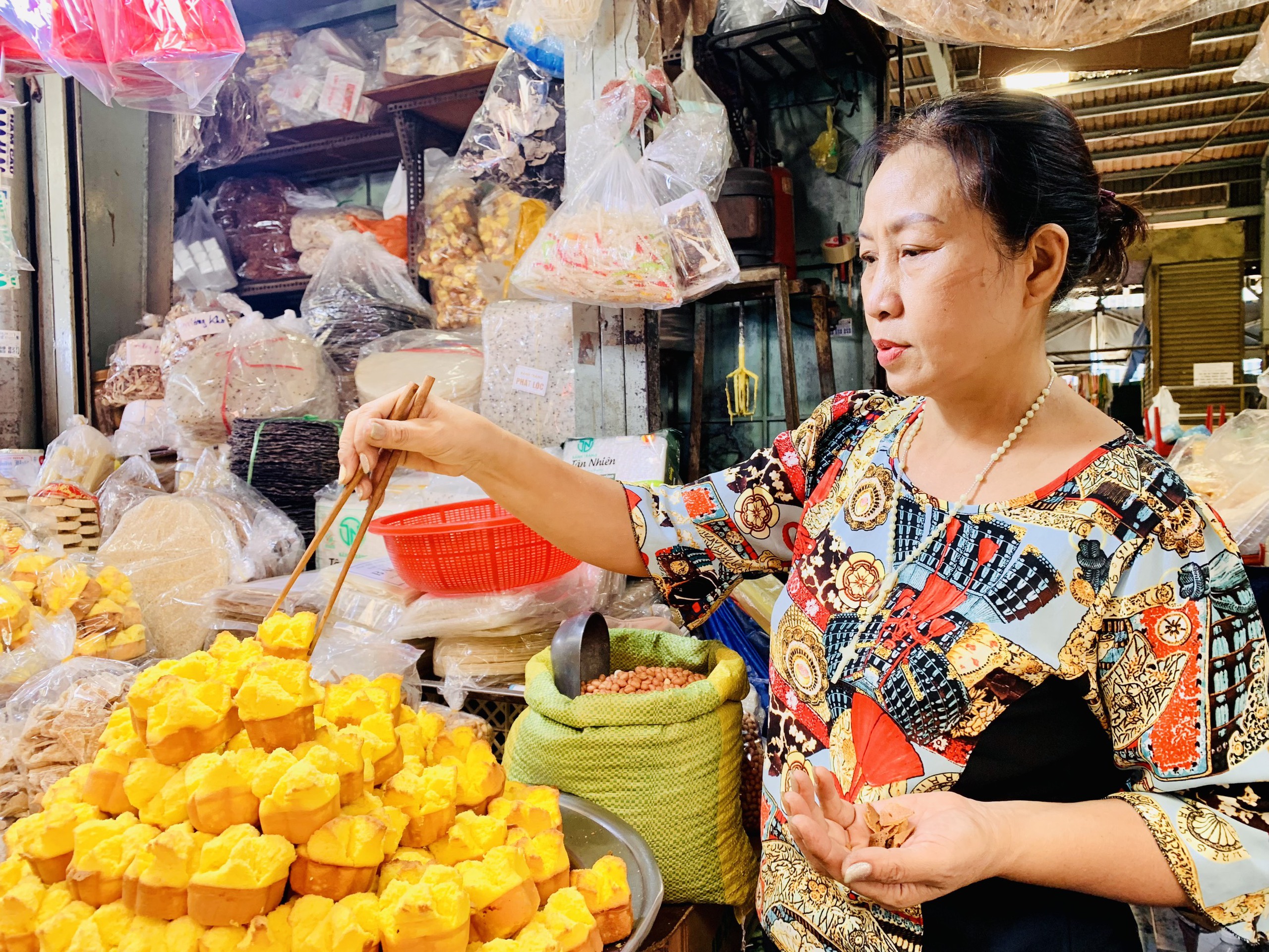 Chợ Bà Hoa xứ Quảng ở TP.HCM: Người người tìm mua bánh in, bánh thuẫn ăn tết- Ảnh 7.