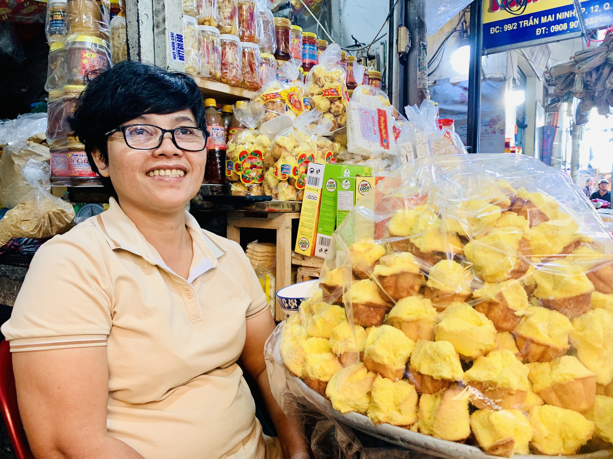 Chợ Bà Hoa xứ Quảng ở TP.HCM: Người người tìm mua bánh in, bánh thuẫn ăn tết- Ảnh 1.