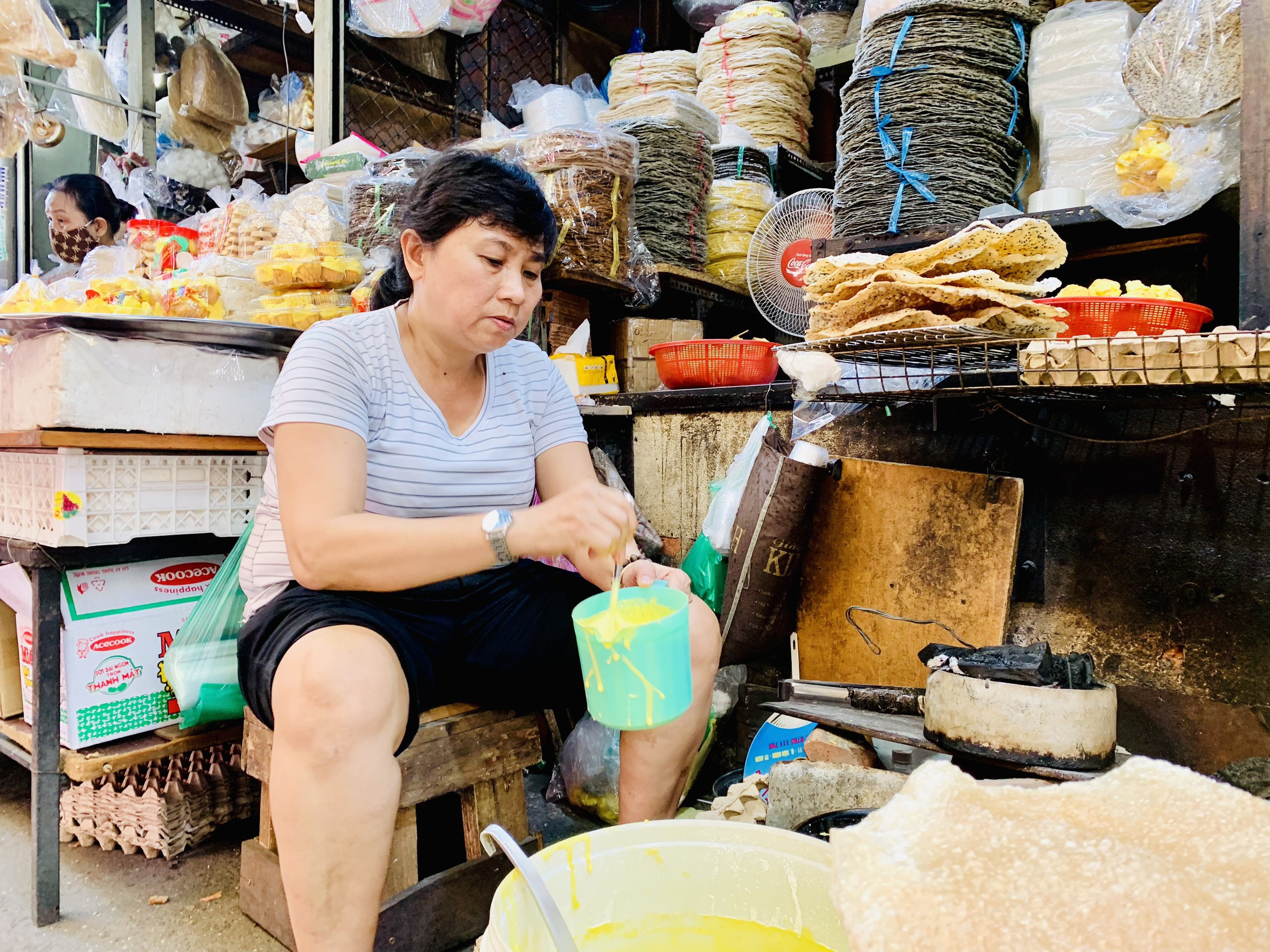 Chợ Bà Hoa xứ Quảng ở TP.HCM: Người người tìm mua bánh in, bánh thuẫn ăn tết- Ảnh 3.