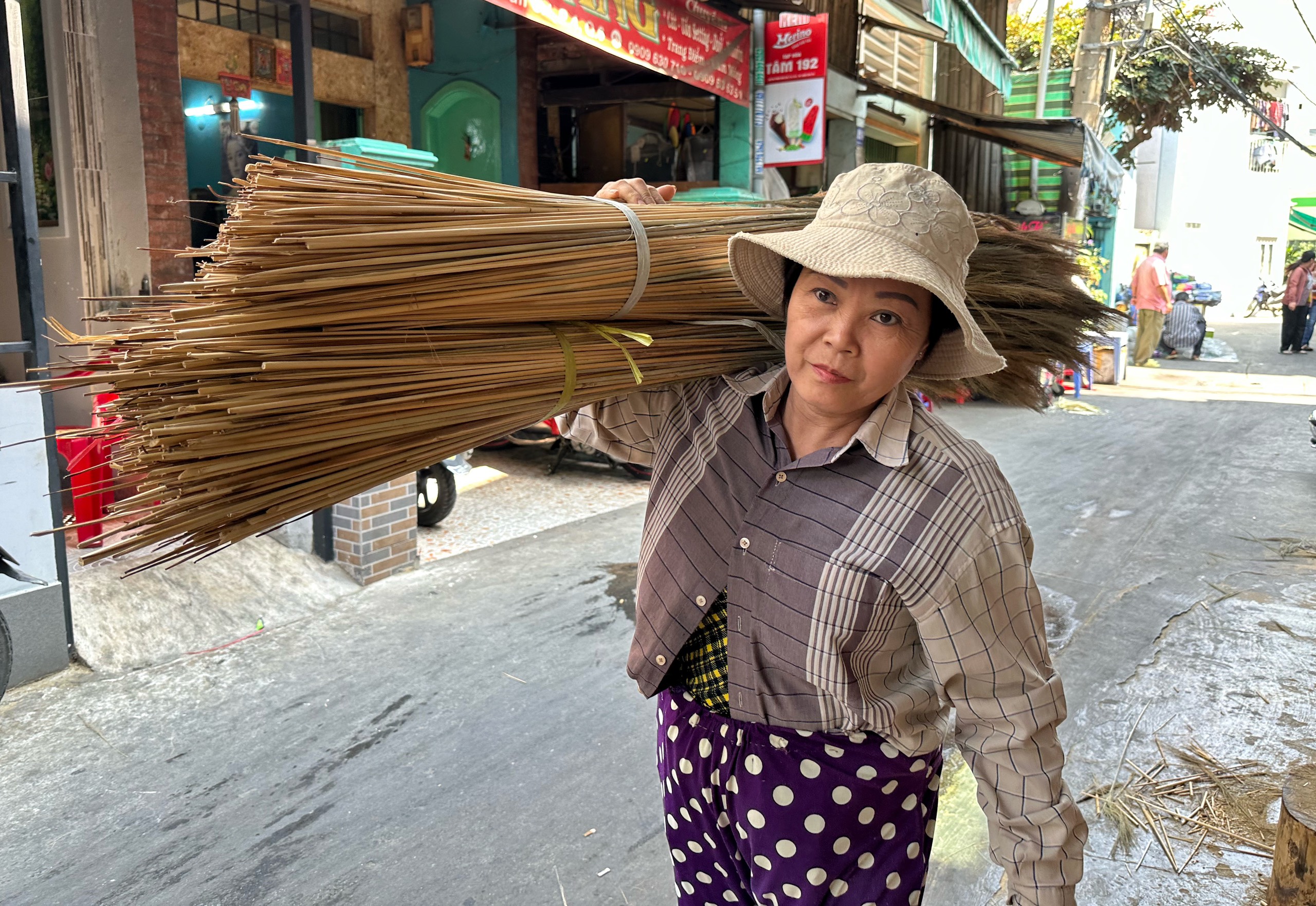 Xóm 'độc nhất' ở TP.HCM làm chổi đót tất bật dịp tết- Ảnh 2.