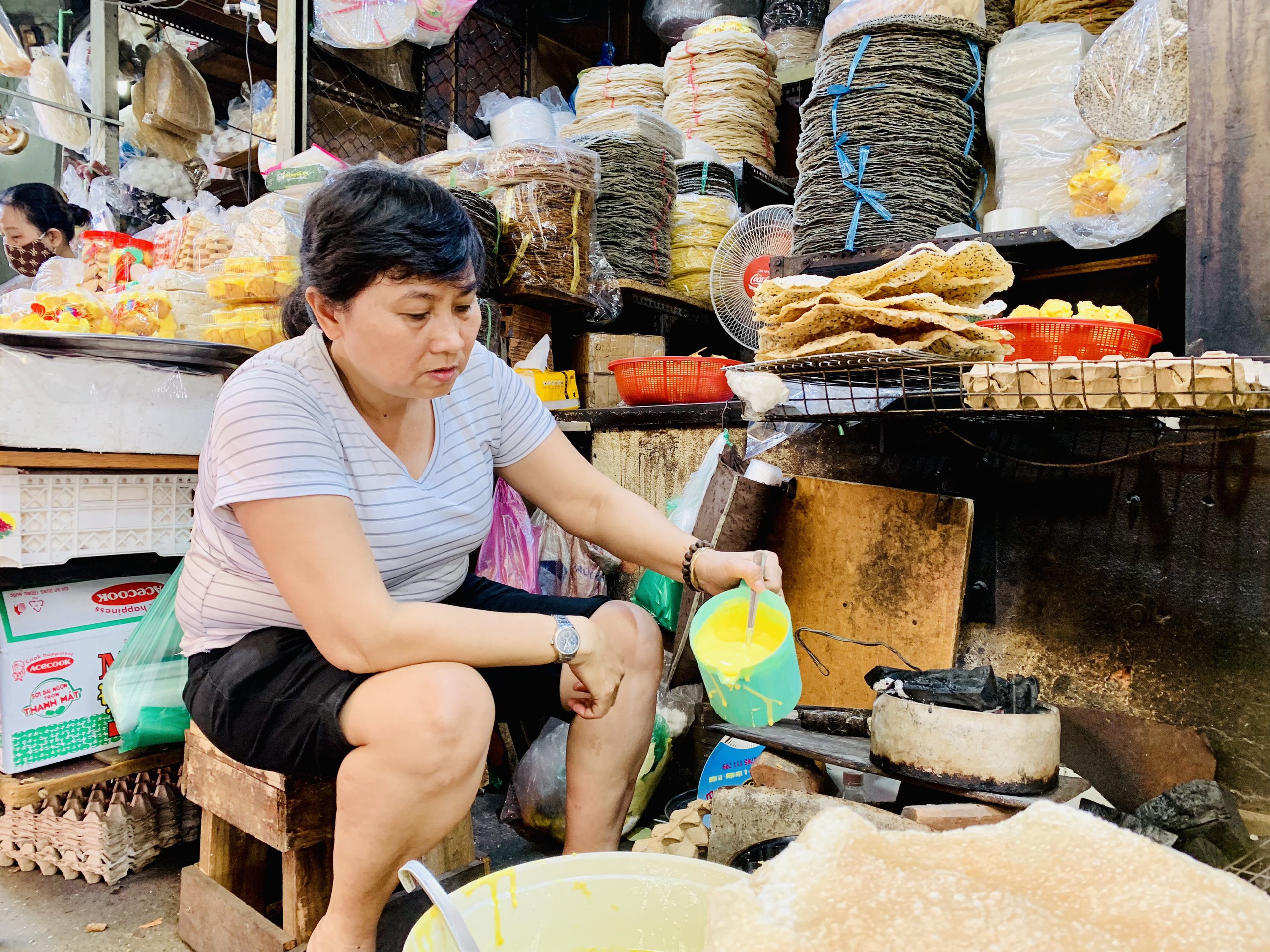 Chợ Bà Hoa xứ Quảng ở TP.HCM: Người người tìm mua bánh in, bánh thuẫn ăn tết- Ảnh 10.