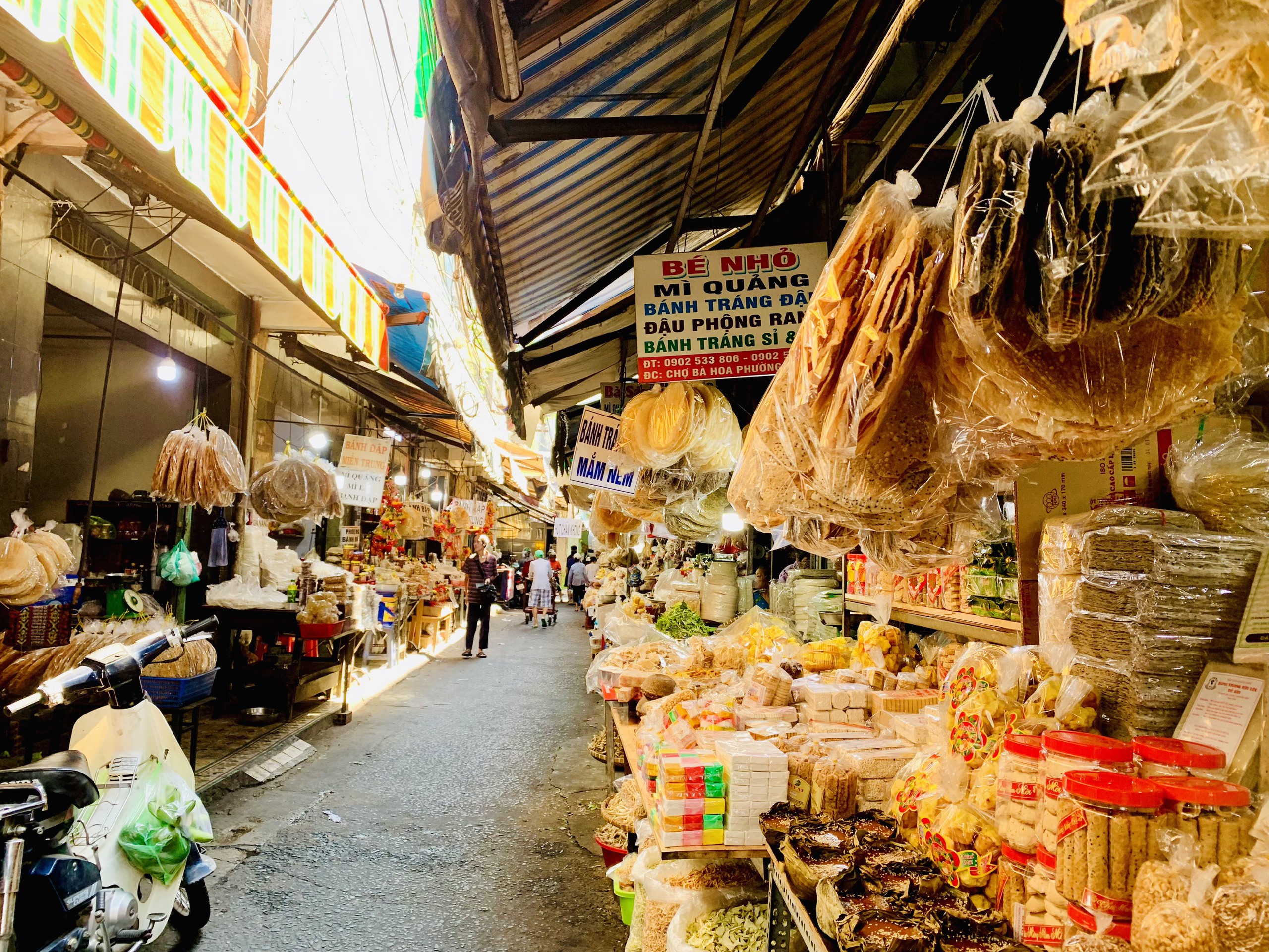 Chợ Bà Hoa xứ Quảng ở TP.HCM: Người người tìm mua bánh in, bánh thuẫn ăn tết- Ảnh 2.