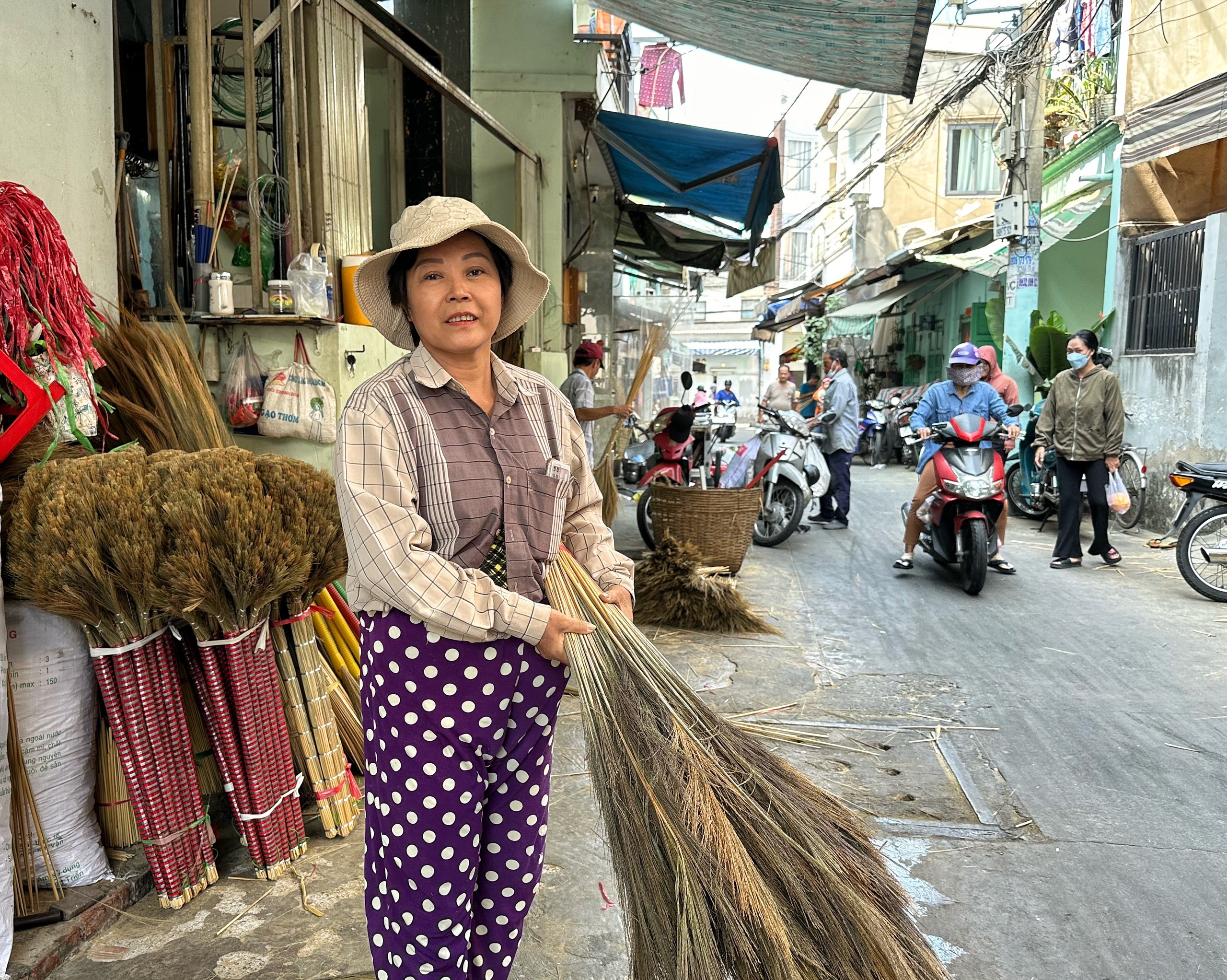 Xóm 'độc nhất' ở TP.HCM làm chổi đót tất bật dịp tết- Ảnh 6.