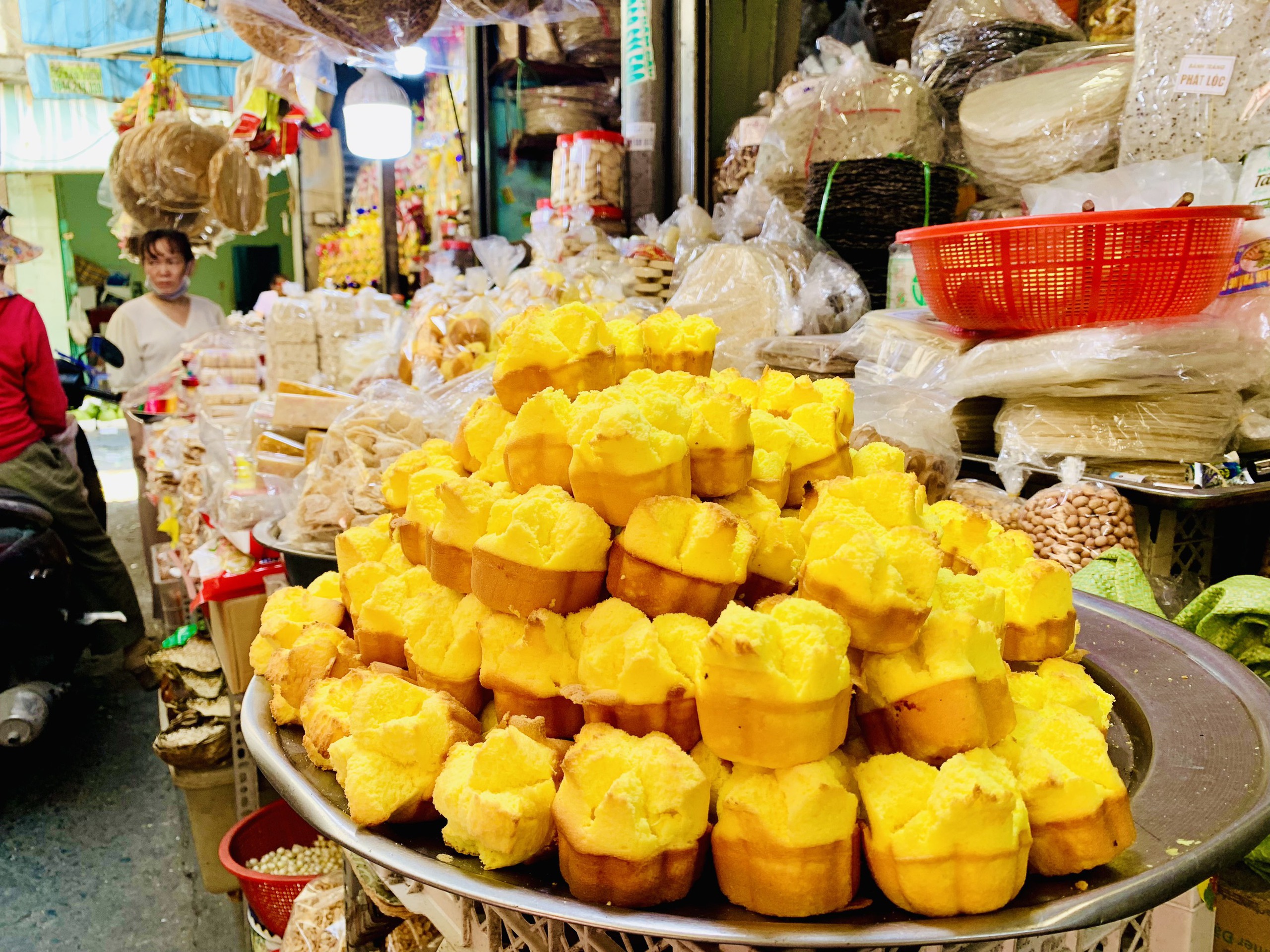 Chợ Bà Hoa xứ Quảng ở TP.HCM: Người người tìm mua bánh in, bánh thuẫn ăn tết- Ảnh 4.