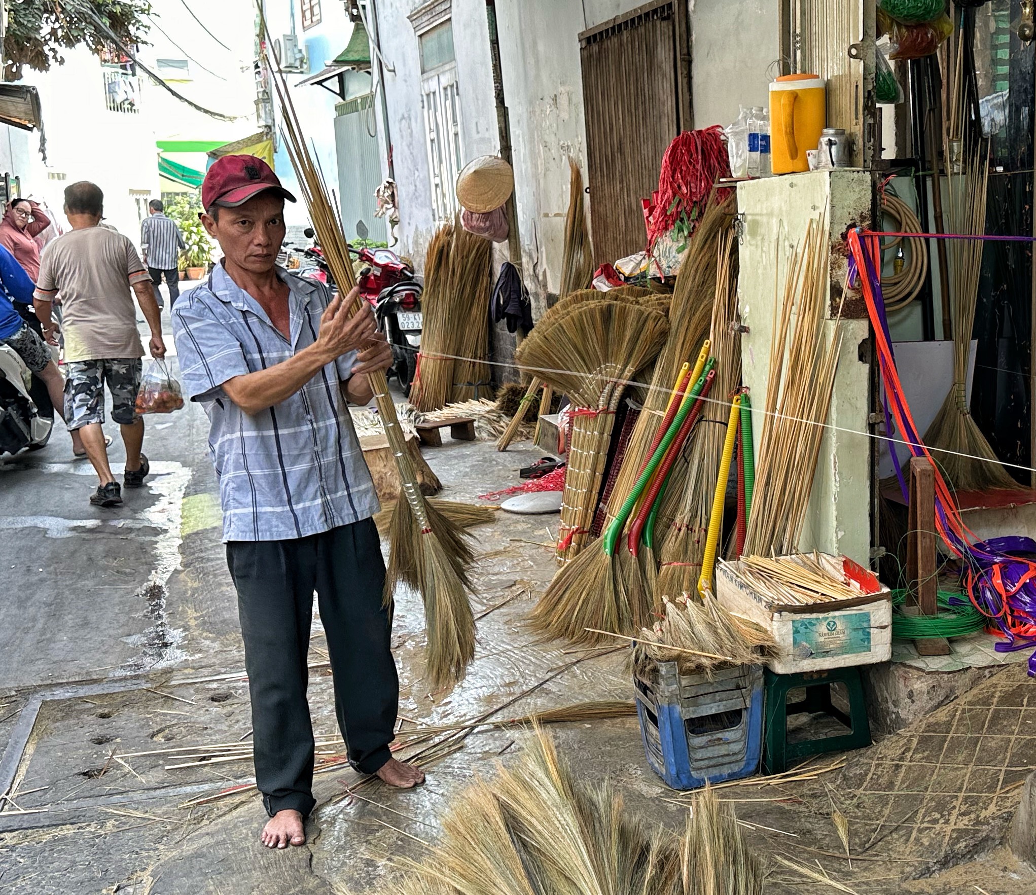 Xóm 'độc nhất' ở TP.HCM làm chổi đót tất bật dịp tết- Ảnh 3.