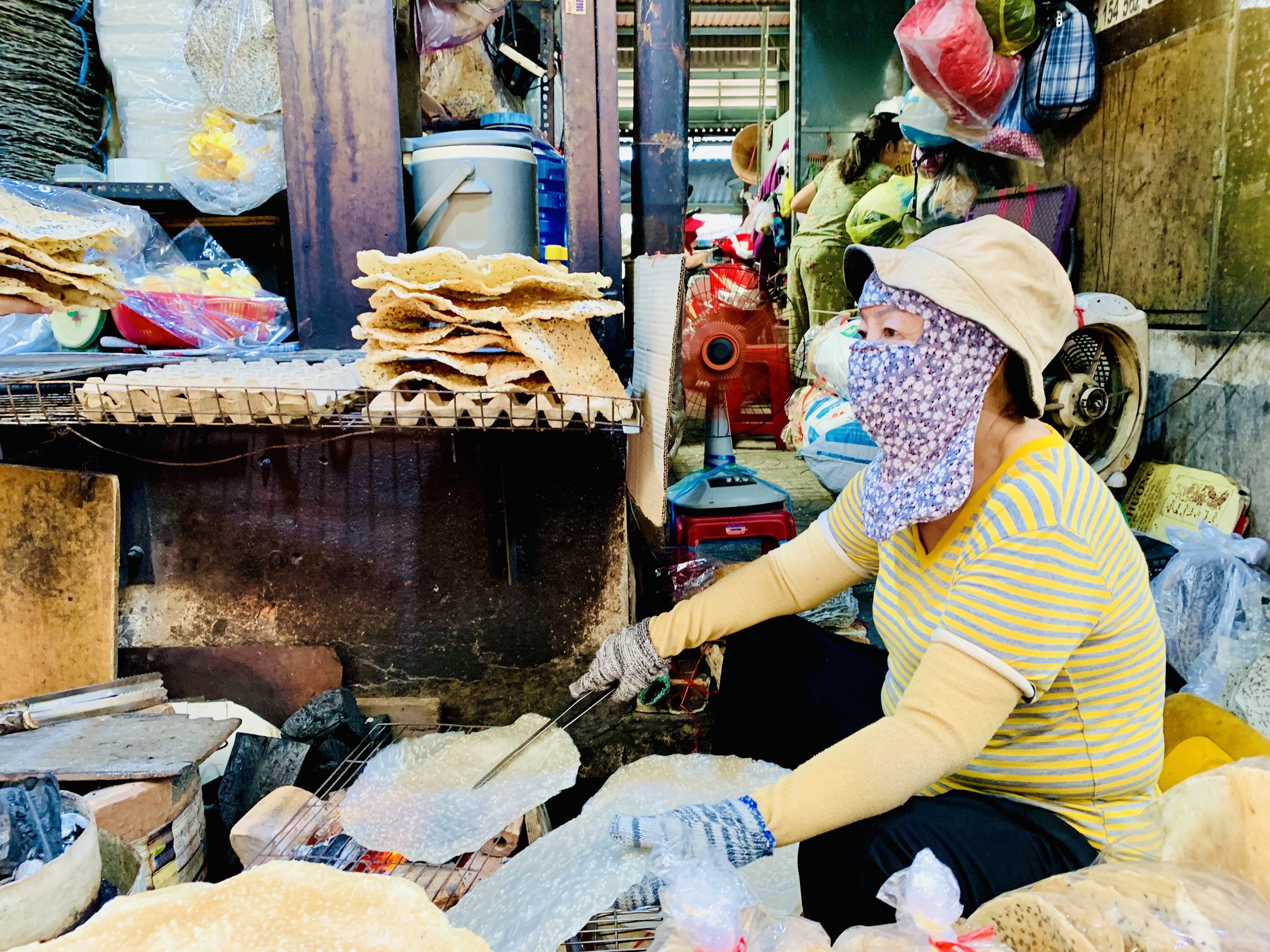 Chợ Bà Hoa xứ Quảng ở TP.HCM: Người người tìm mua bánh in, bánh thuẫn ăn tết- Ảnh 8.
