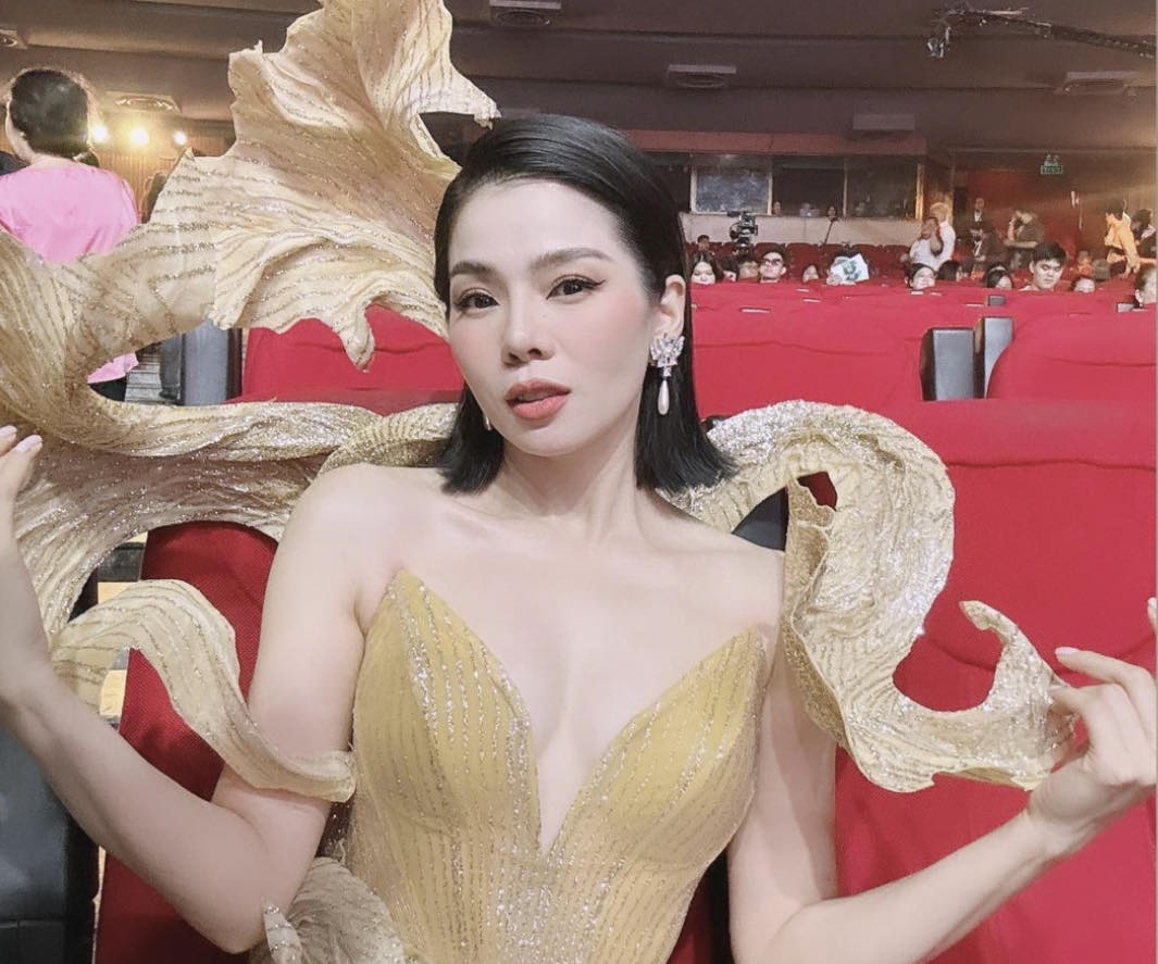 Lệ Quyên bị nói kém duyên, thiếu chuyên nghiệp khi trao giải Làn sóng xanh